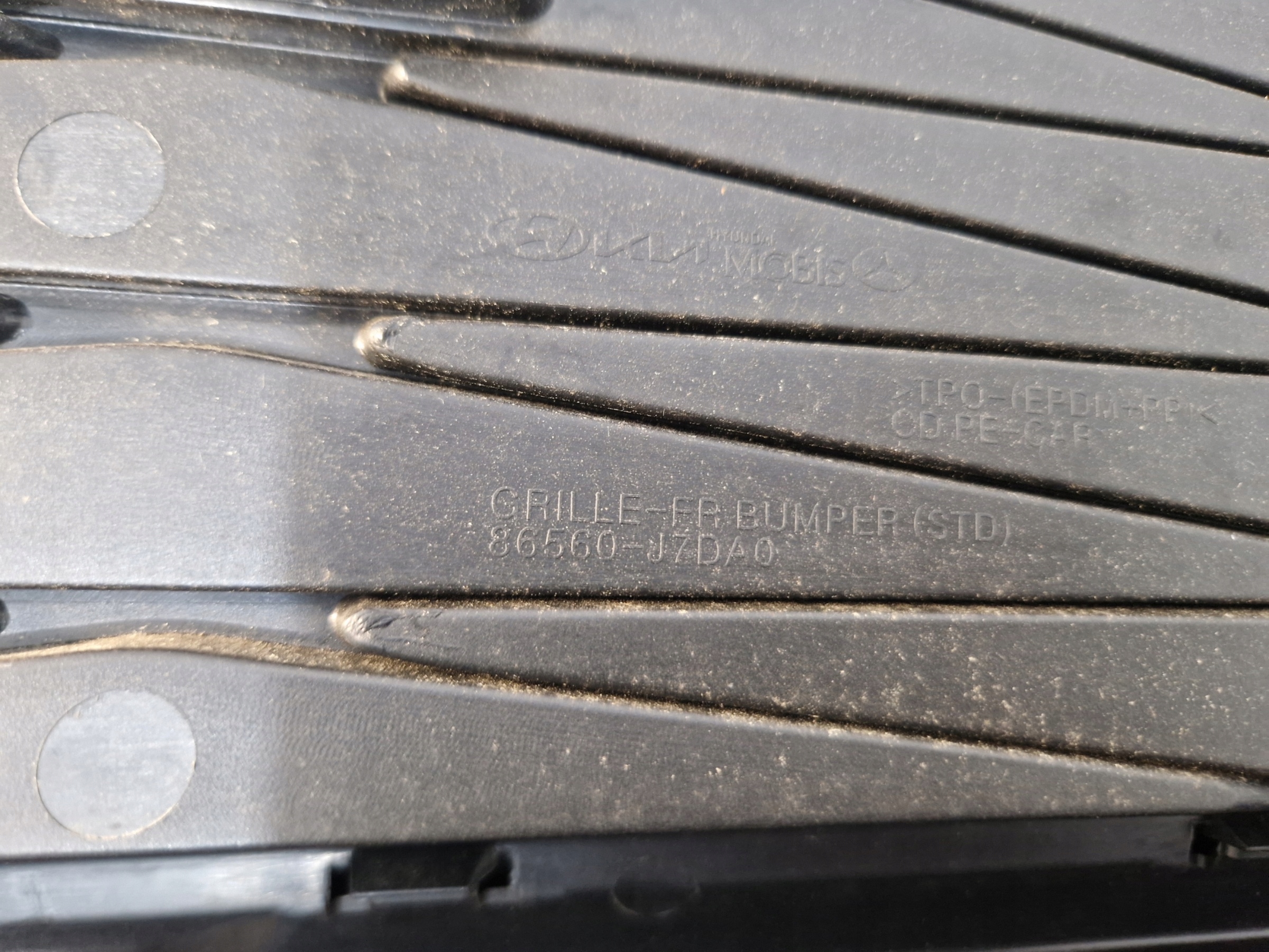 KIA CEED III LIFT - grid central of a bumper front 86560-J7DA0
