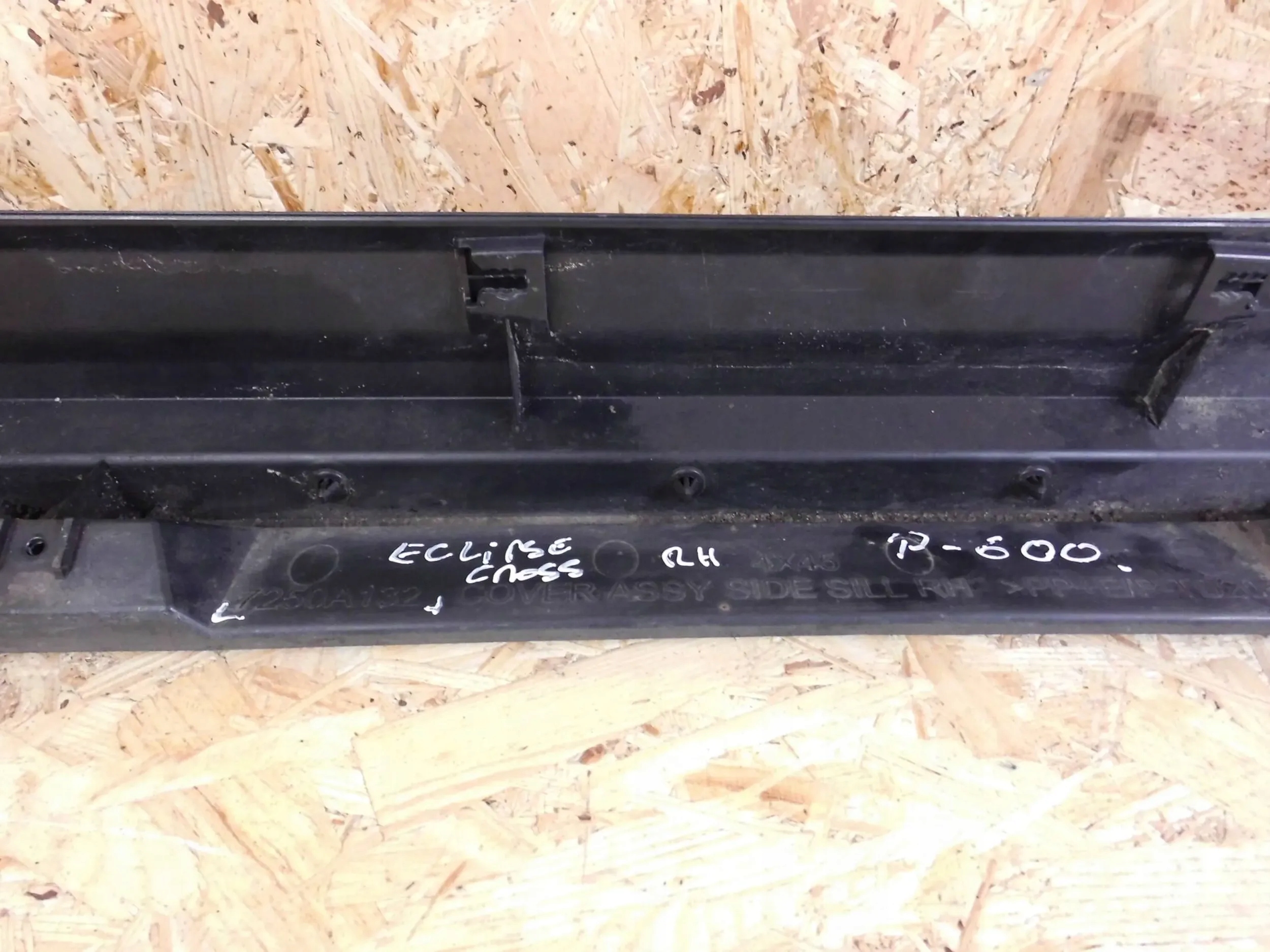 Mitsubishi Eclipse Cross cap moulding threshold right