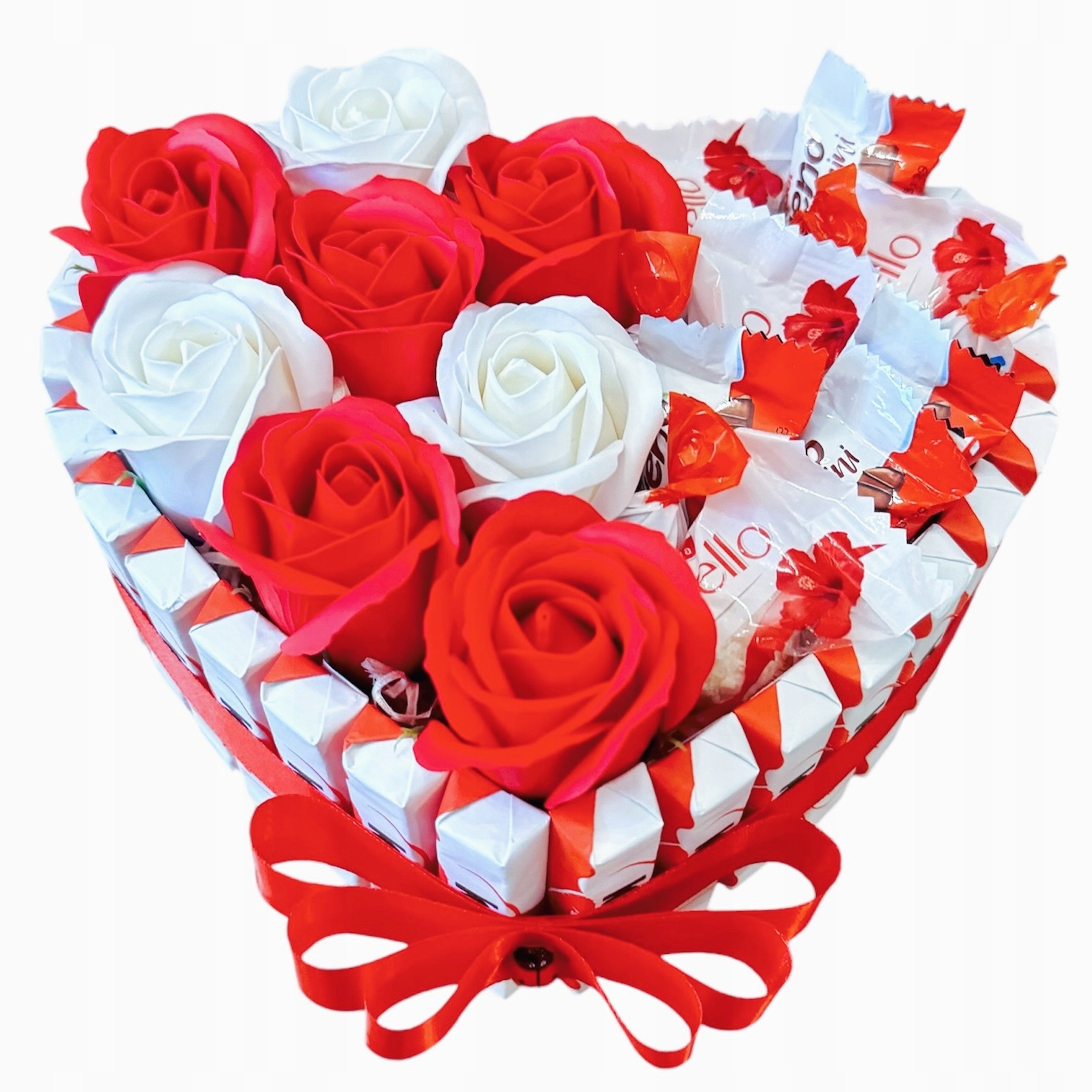 Tort serce Kinder mix słodyczy na Urodziny Imieniny Dzień Mamy