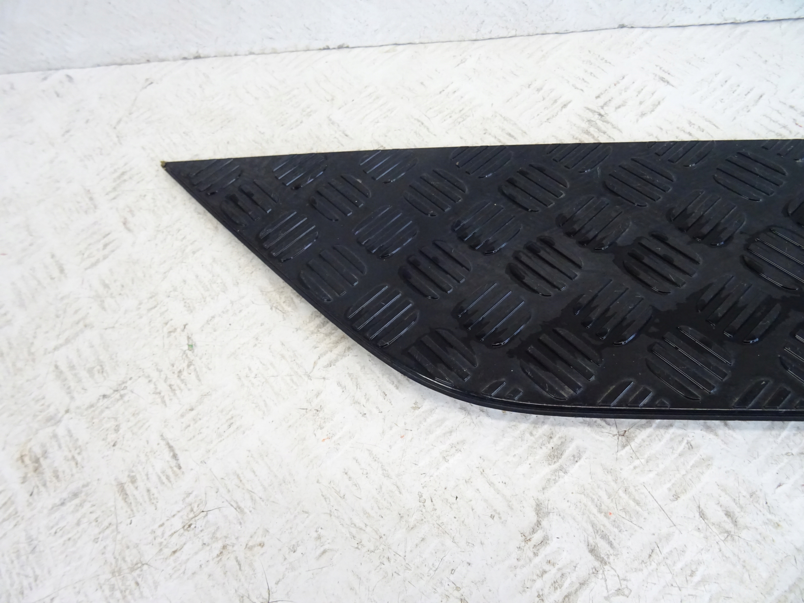 moulding threshold left LAND ROVER DEFENDER L663 L8B2-16C629-A