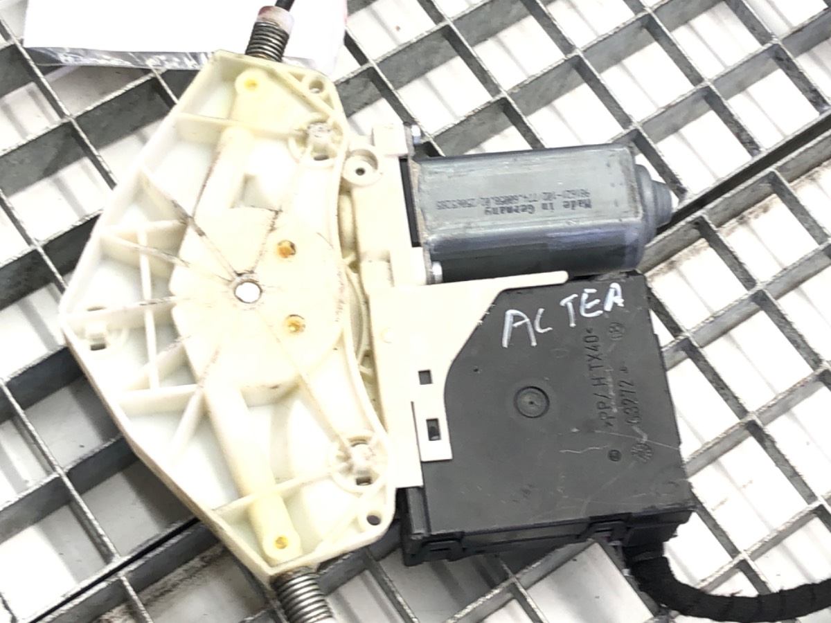 PODNOŚNIK SZYBY LEWY PRZÓD VW GOLF V 1K0959793H Hatchback 03-10 Producent części OEM