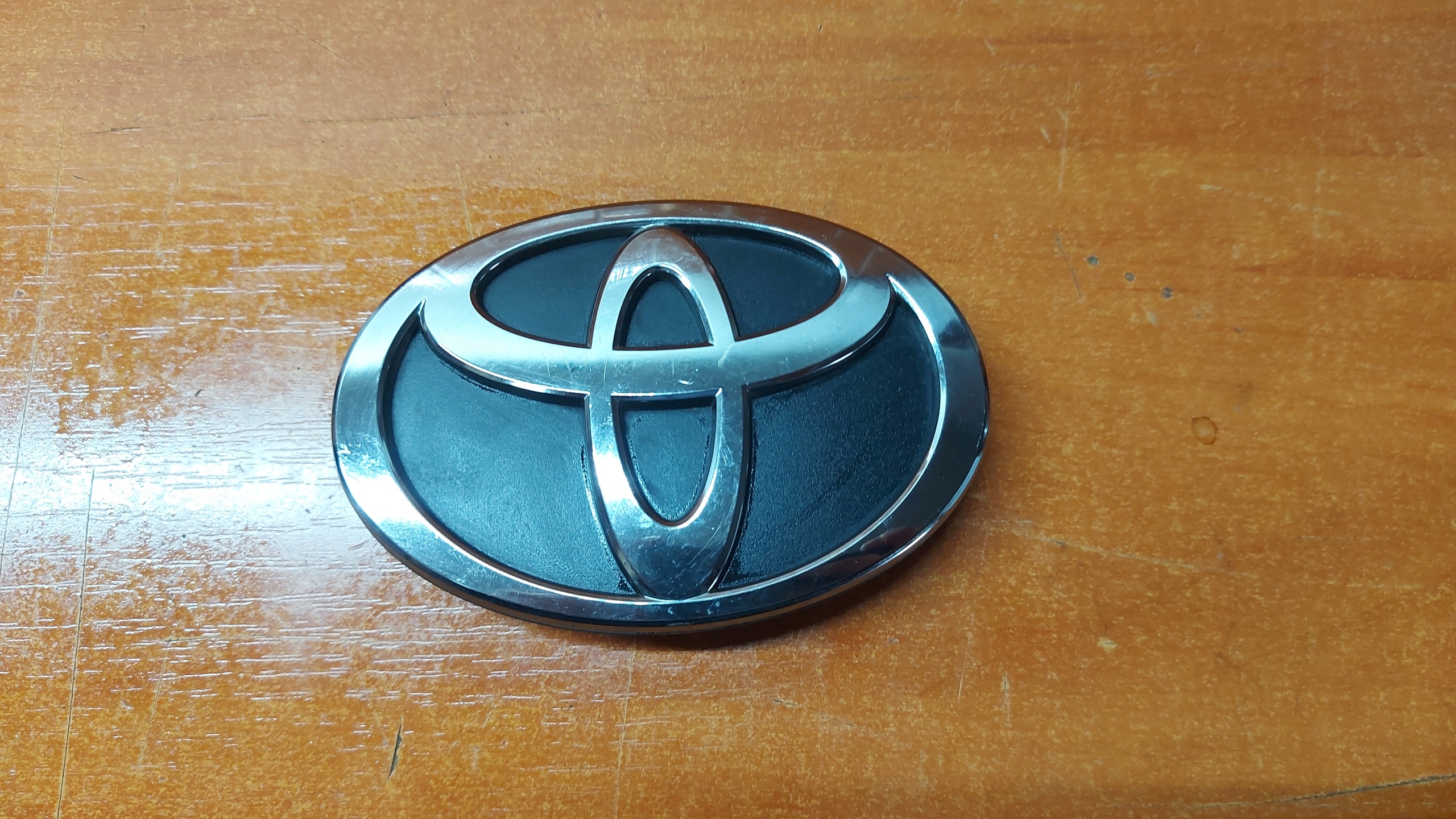 Znak Emblém Logo Predná Toyota Yaris Cross 24-26