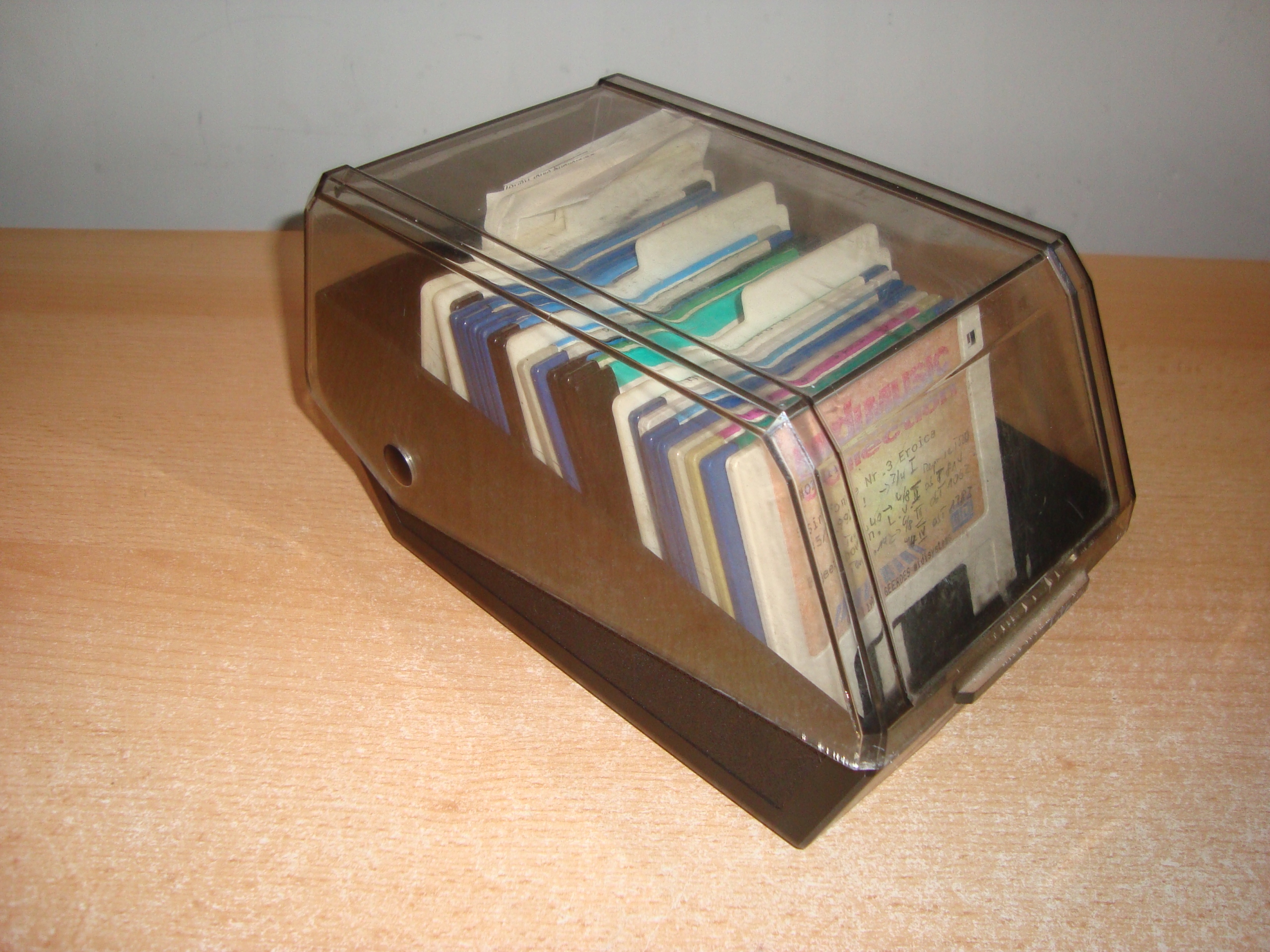 Коробка для дискет размером 3,25 дюйма.