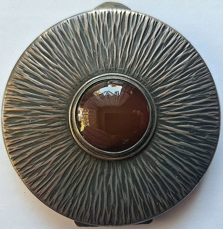 SREBRNA PUDERNICZKA Z KAMIENIEM W SKÓRZANYM ETUI IMAGO ARTIS - B.RZADKA PRL