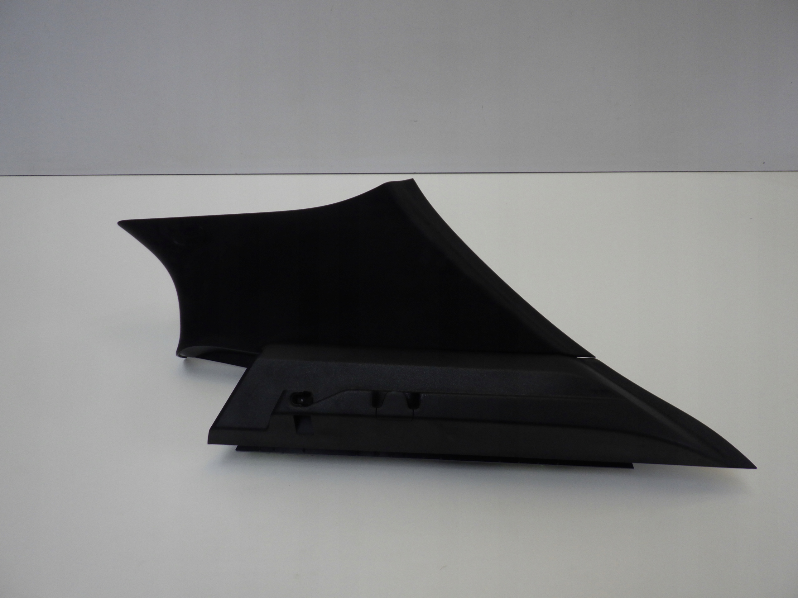 A1776900500 - MERCEDES W177 A35 AMG 20 обшивка стойки задняя правая