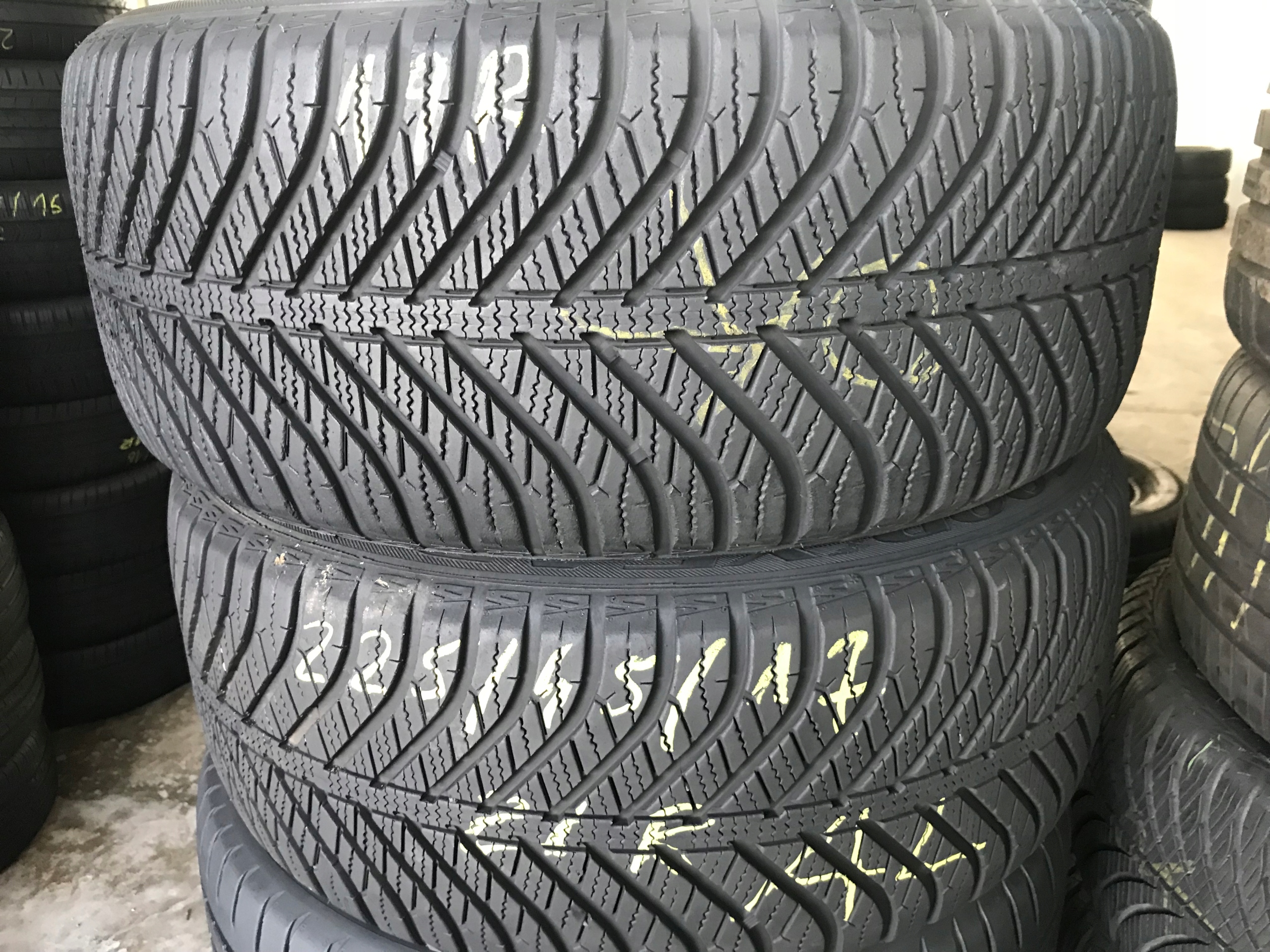 2 x Goodyear Vector 4Seasons 225/45R17 94 V