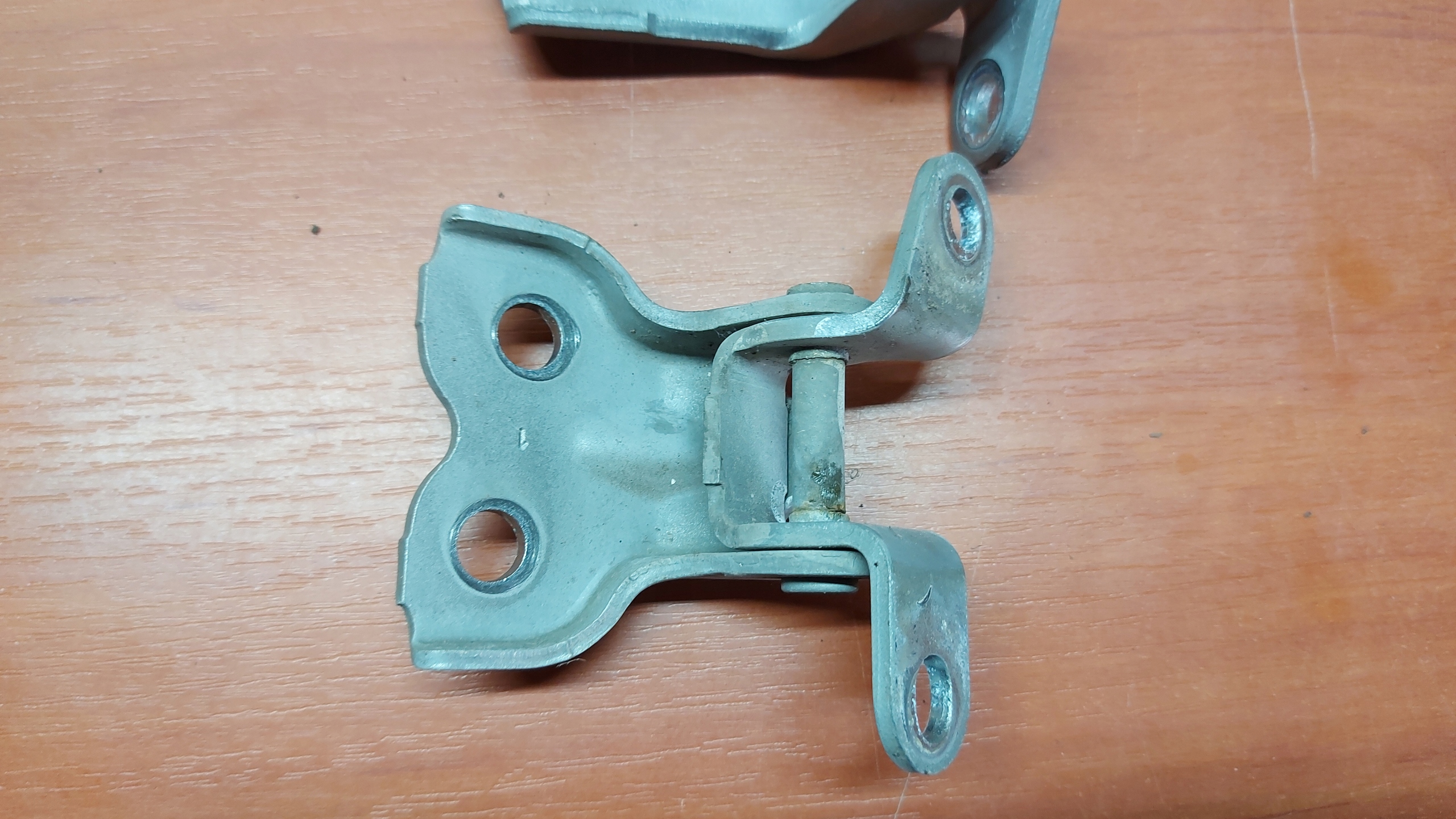 hinges hinge door right front TOYOTA AVENSIS T25 03