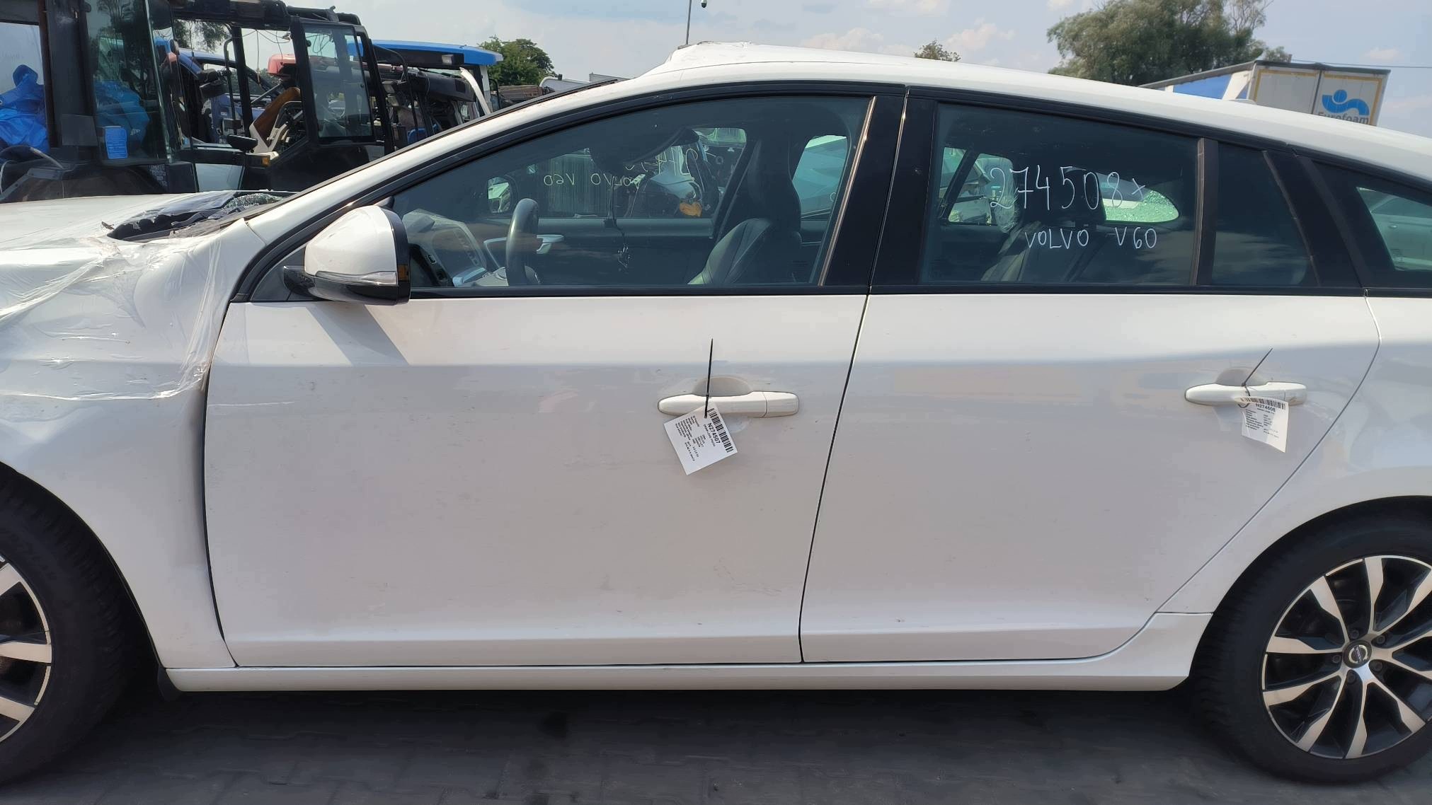 door left front ICE WHITE VOLVO V60 and LIFT