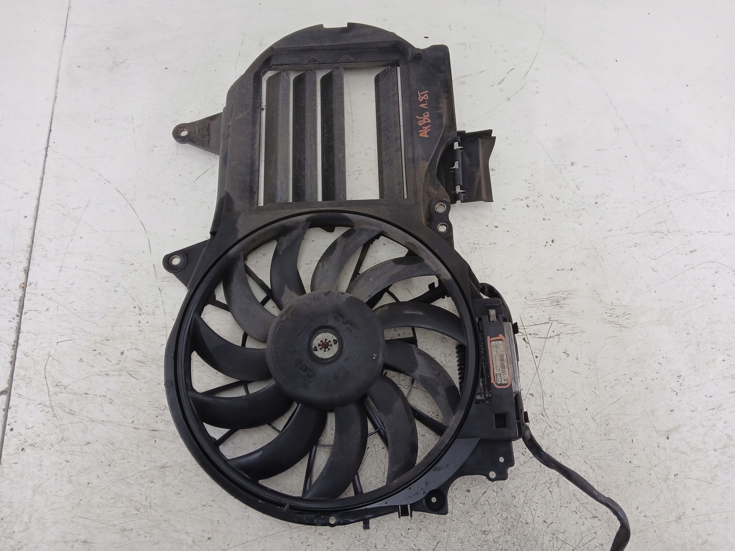AUDI A4 B6 1.8 T ventilátor chladiče 8E0121205S