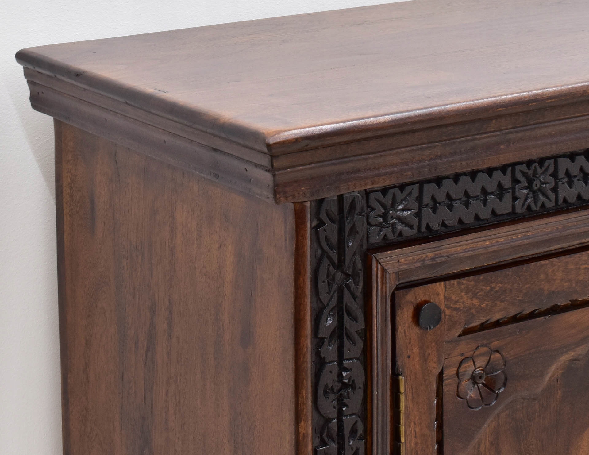 Komoda kolonialna drewno akacja indyjska rzeźbiona okucia ciemny brąz Kolor mebla odcienie brązu