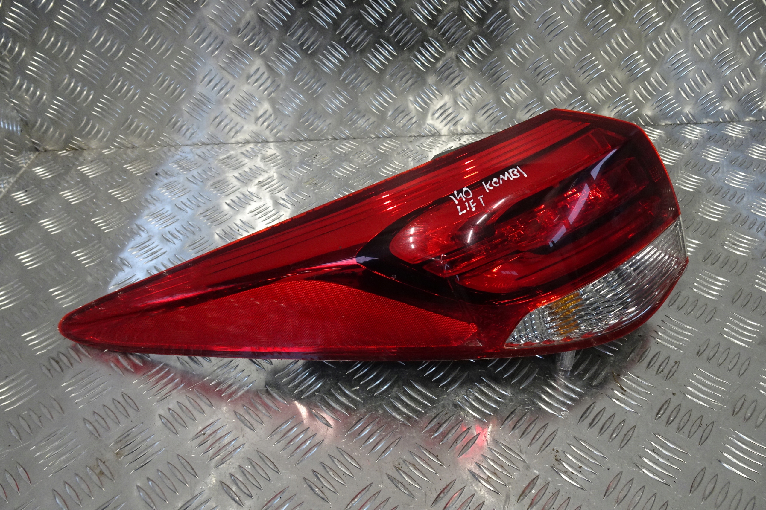 HYUNDAI I40 LAMPA TYLNA LEWA LIFT LIFTING KOMBI 2015-