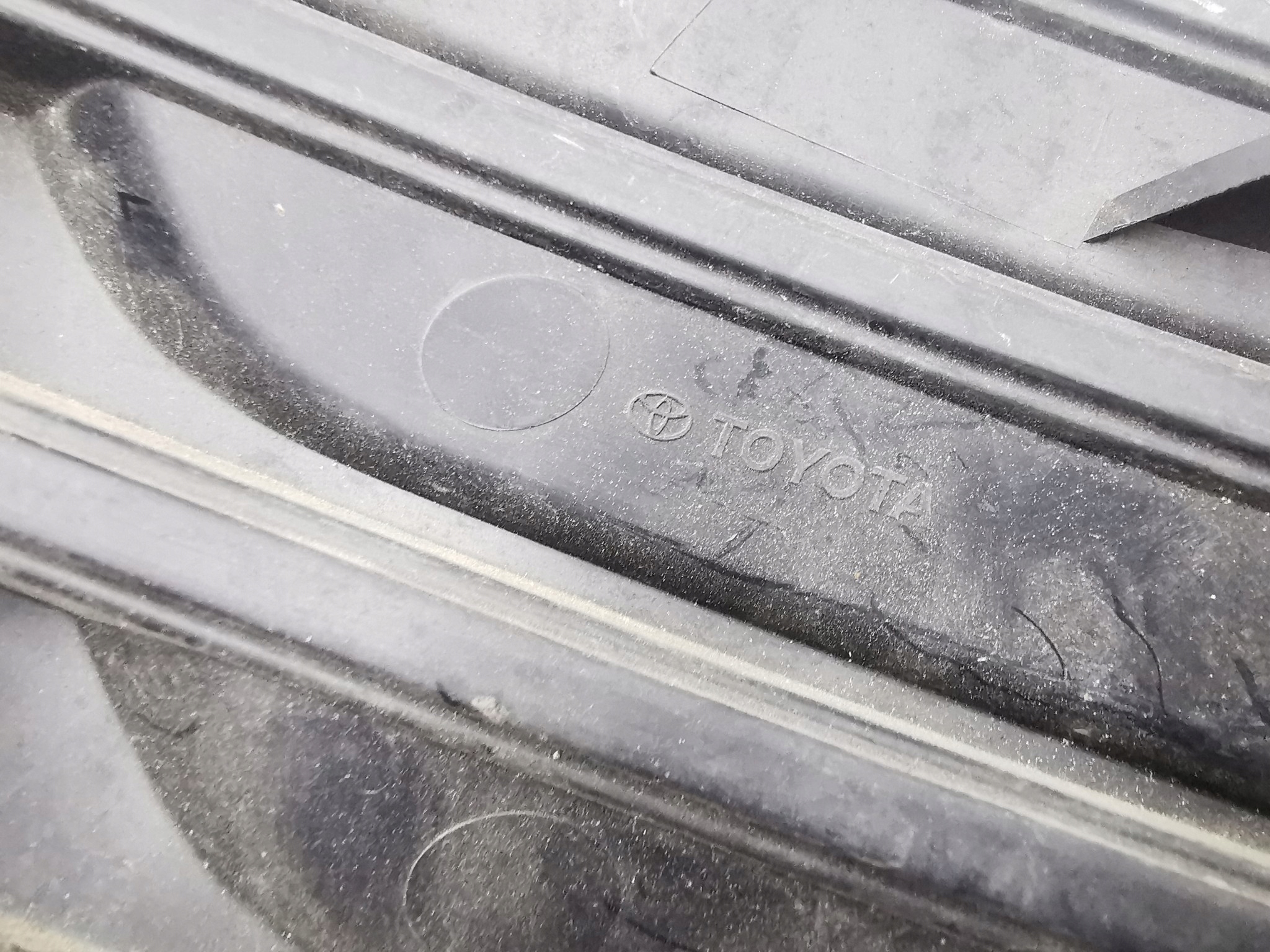 grid frame of a bumper right TOYOTA COROLLA E16 / 81481-02650