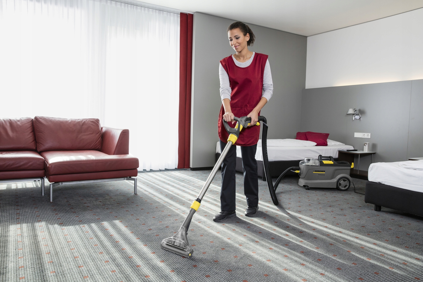 Home vacuum cleaner. Karcher Puzzi 10/2 ADV моющий. Пылесосить ковер. Уборка пылесосом. Моющий пылесос для ковровых покрытий.