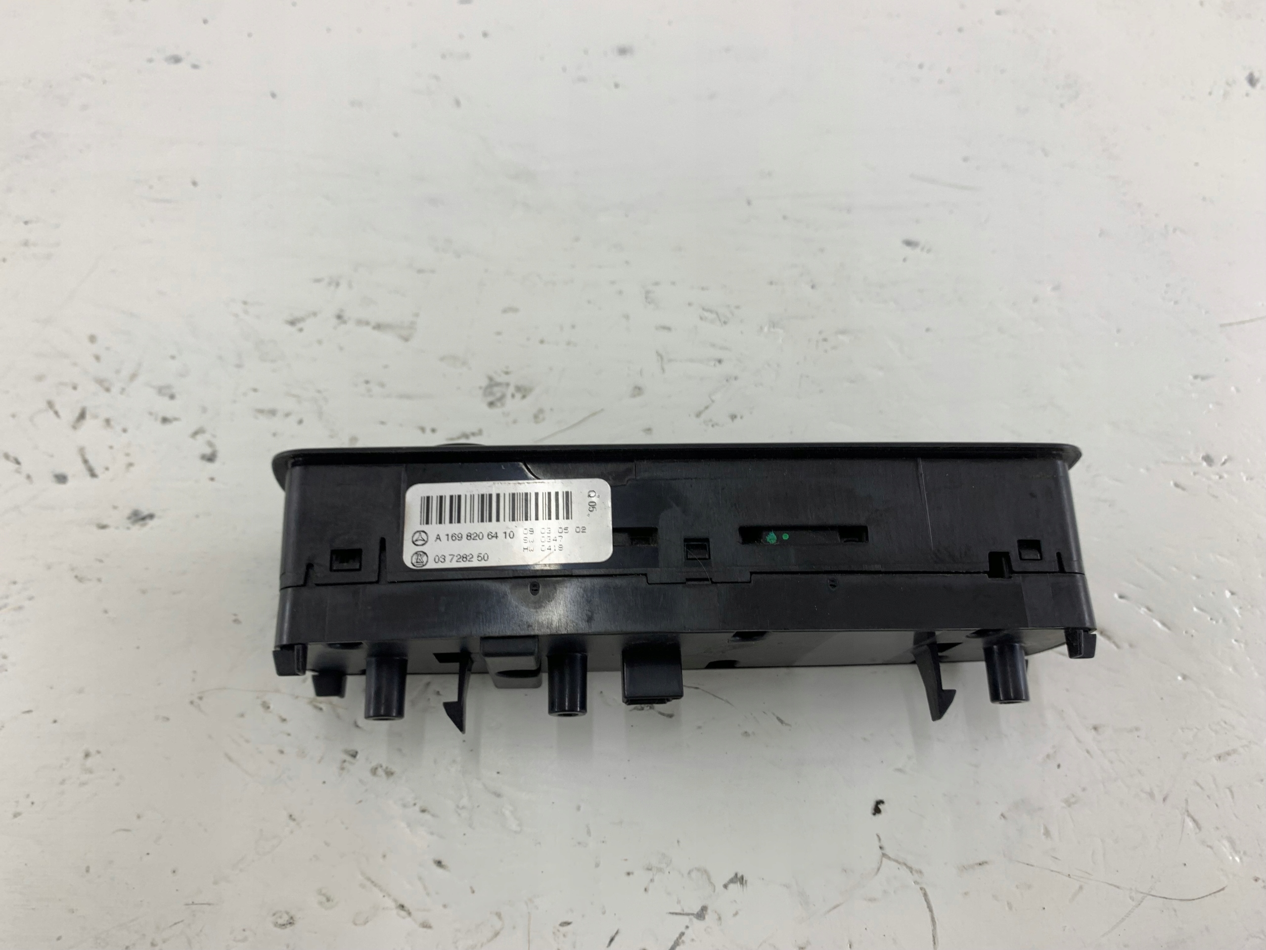 MERCEDES W169 PANEL okna levý předek řidičů A1698206410