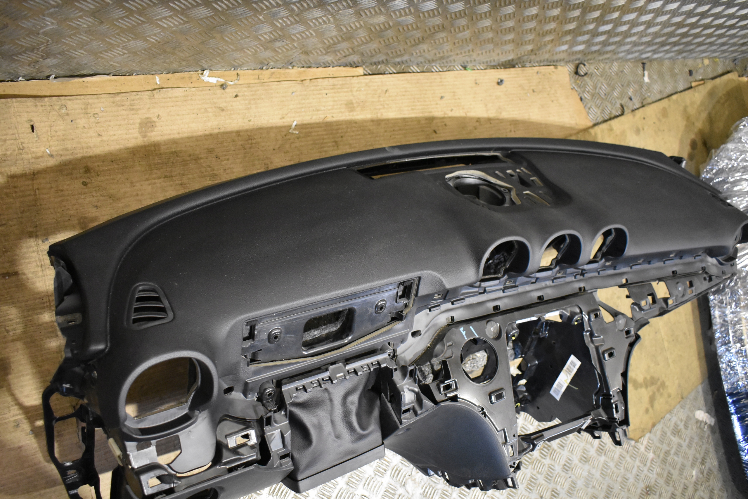 IDEALNA console dashboard MERCEDES W206 1