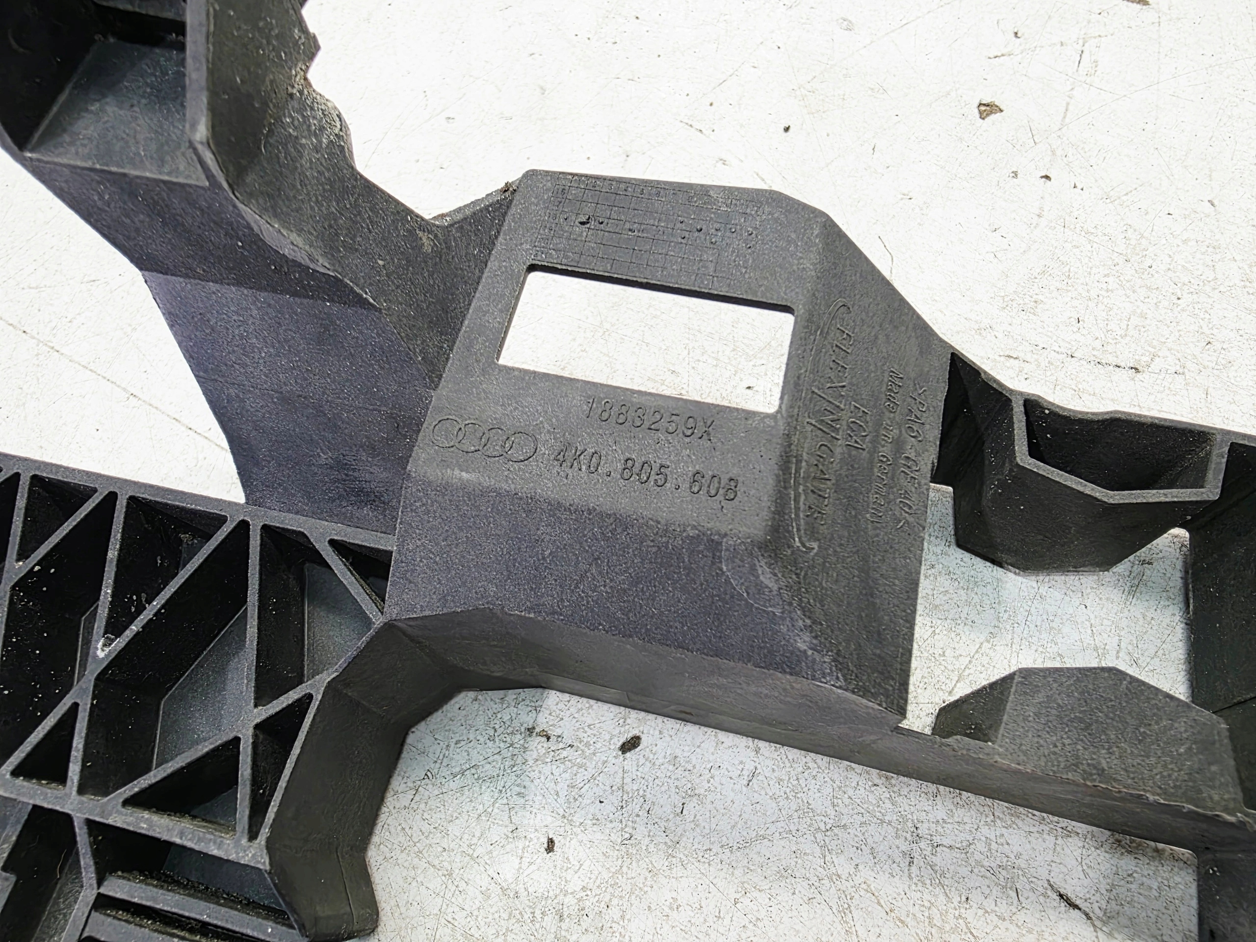 support bracket holder REFLEKTORA right AUDI A6 C8 4K0805608