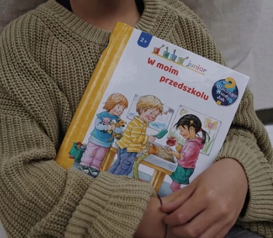 W MOIM PRZEDSZKOLU KSIĄŻKA Z OKIENKAMI WYDAWNICTWO SAM ISBN 9788396048684