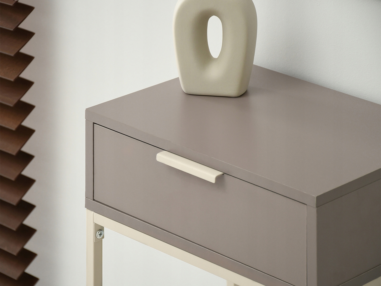 KONSOLA PRZYŚCIENNA DO PRZEDPOKOJU NORA S BEŻOWA METALOWE KREMOWE NOGI Szerokość mebla 40 cm