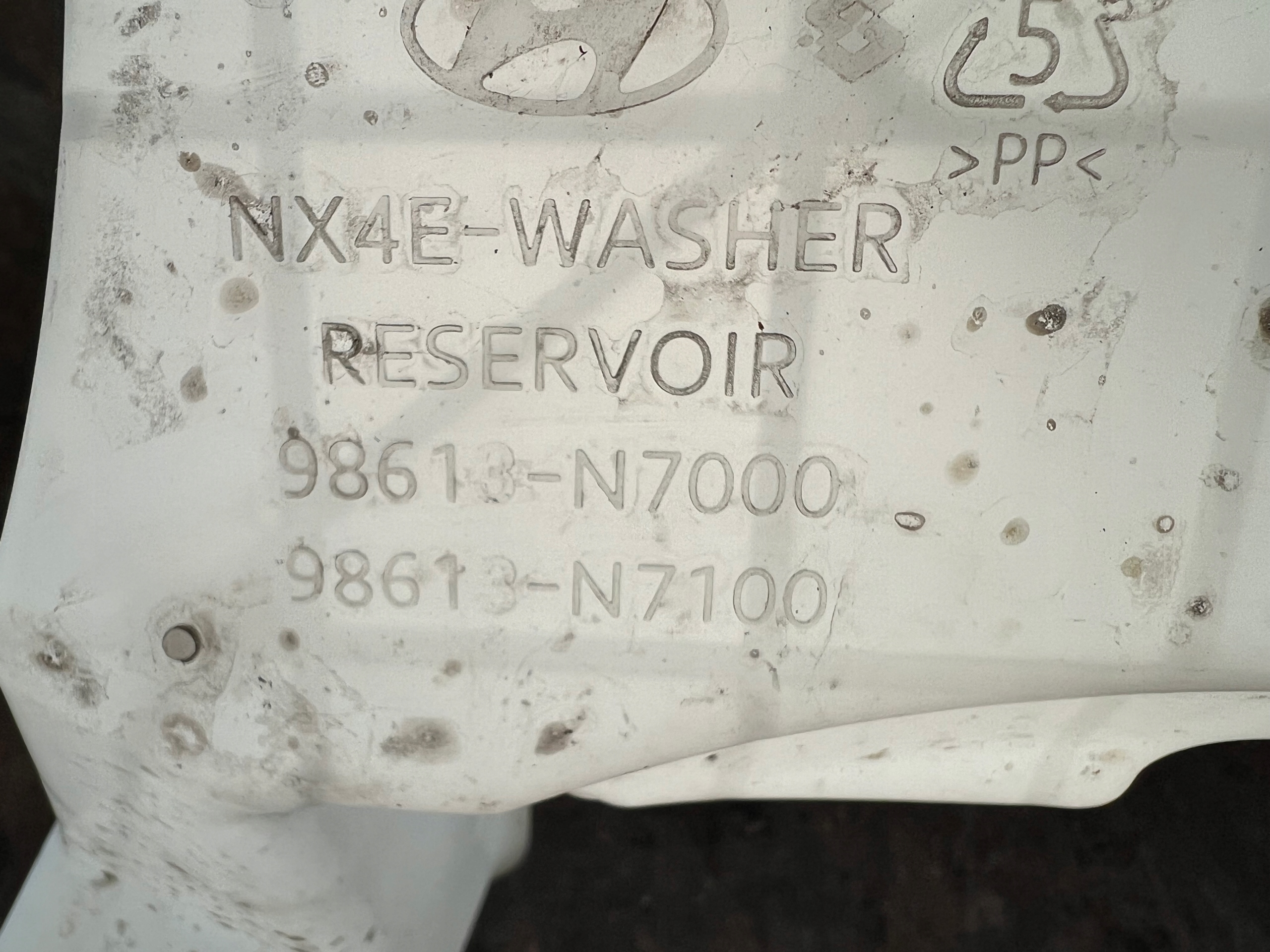 washer fluid tank HYUNDAI TUCSON IV