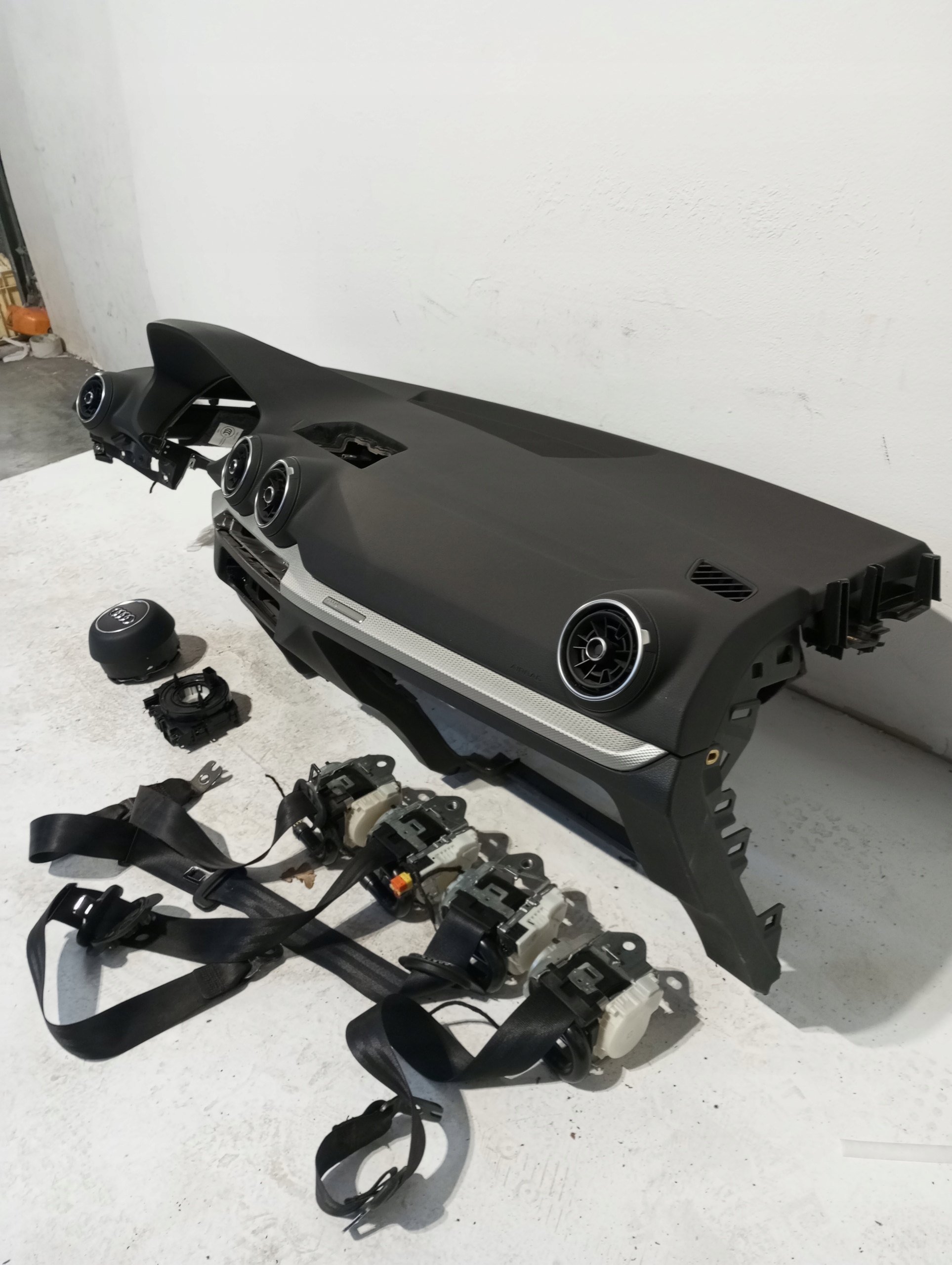 dashboard AUDI Q2 81A