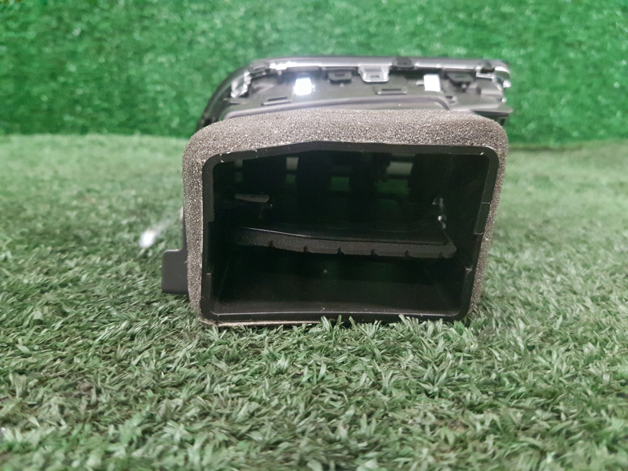 grid air conditioning devices left RENAULT KOLEOS 2 687610315R