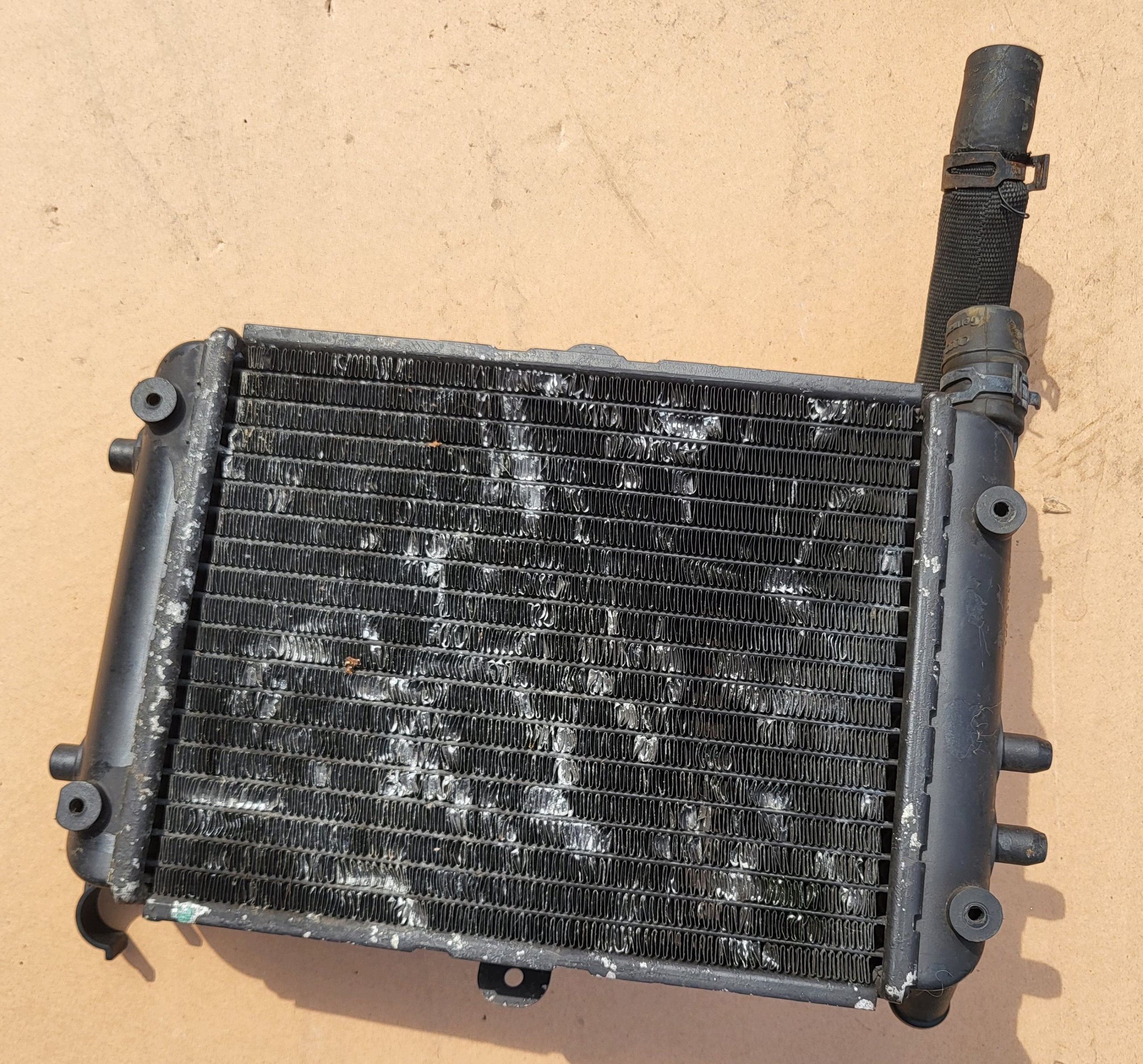chladič vody RADIATOR hadice AUDI A4 B6 B7 8E RS4 8E0121212H 8E0121058B OE