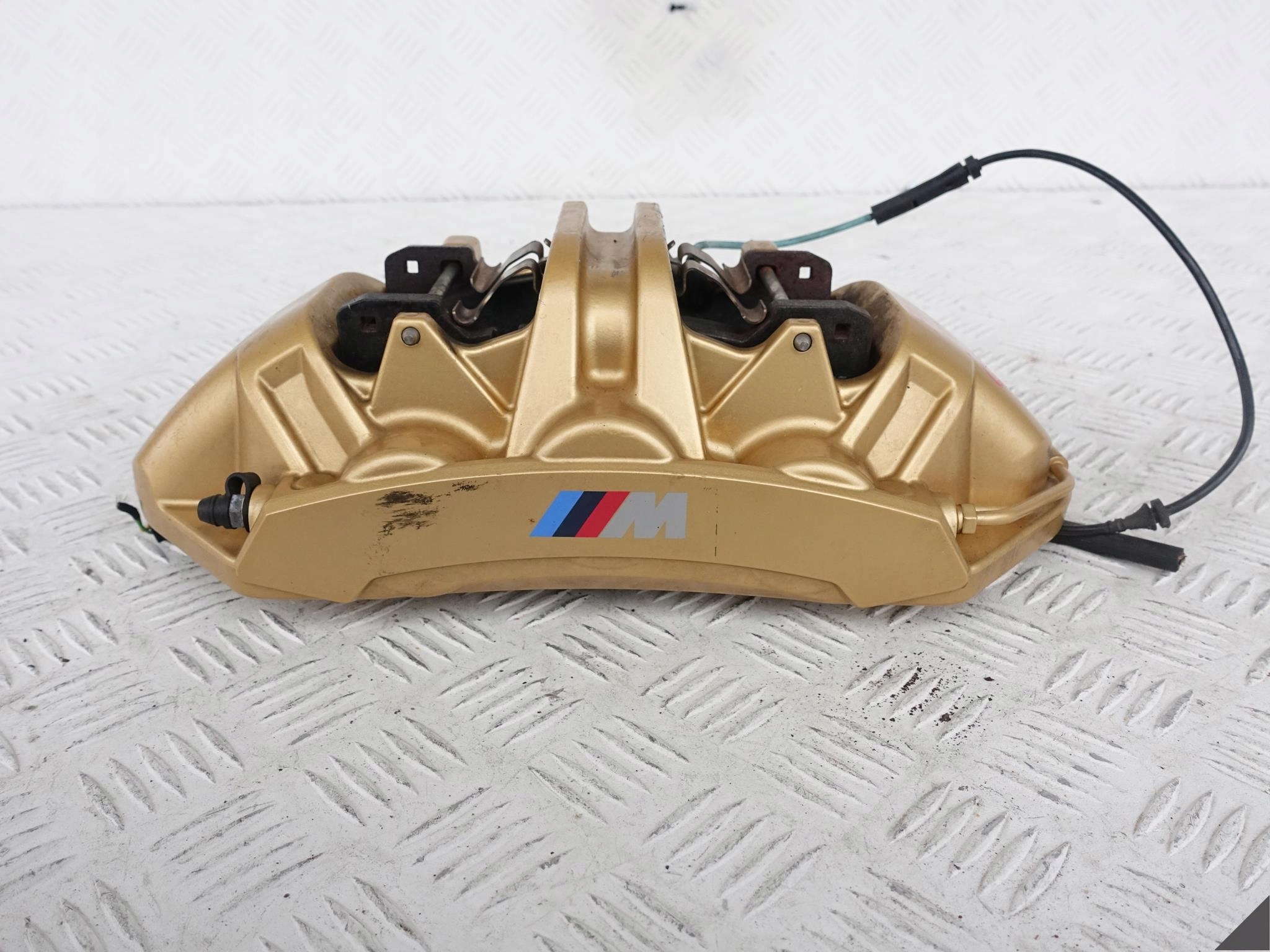 BMW M5 F90 KERAMIK GOLD třmen+plotýnky levý předek