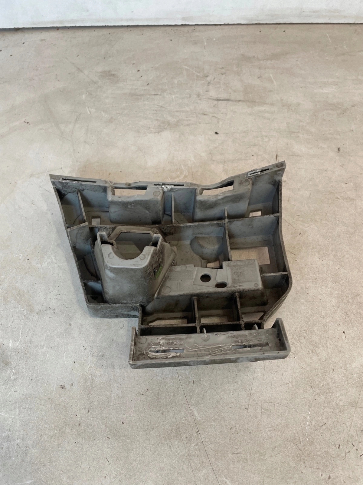 bumper bracket front left Skoda Octavia III