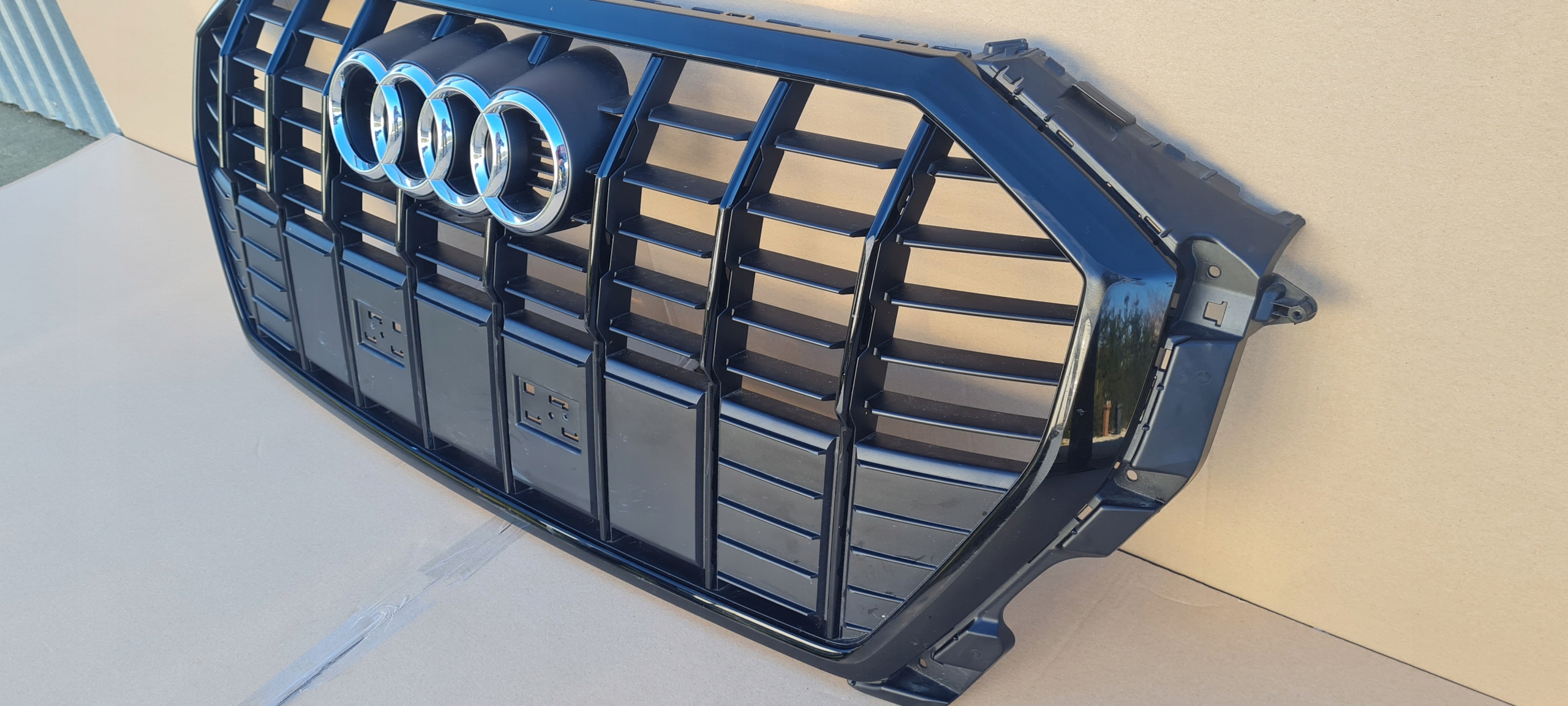 решетка радиатора Q3 II s 83A