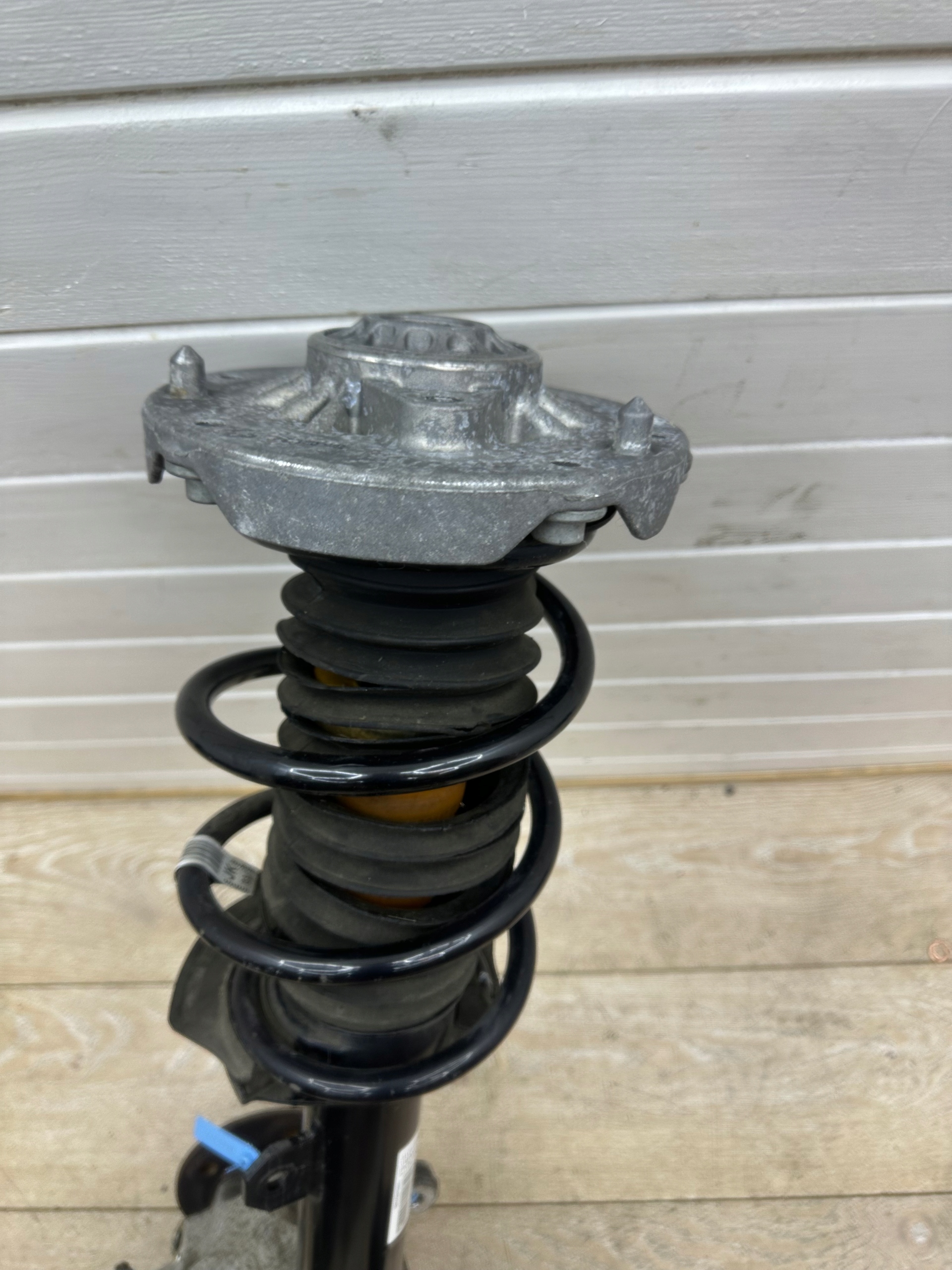 BMW 1 F40 shock absorber swing left front 6876645