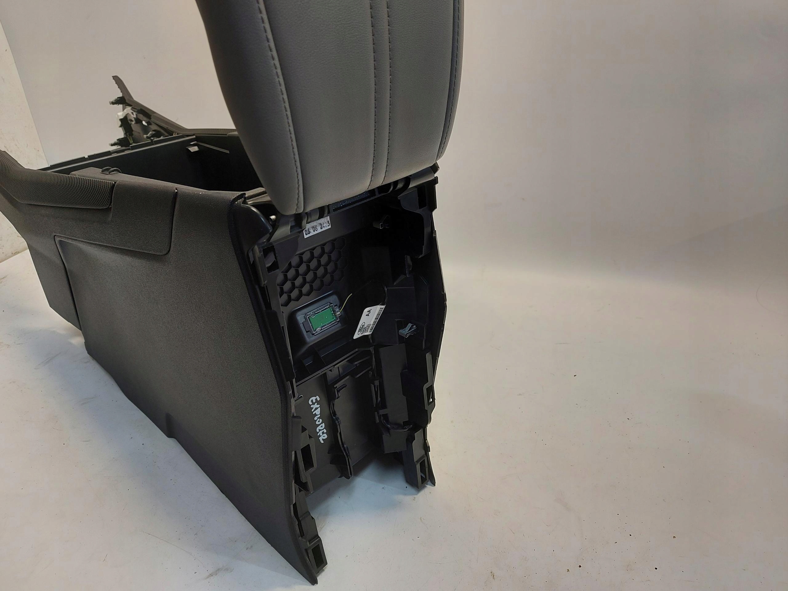 Ford Explorer VII R2KB, Armlehne TUNEL mitte