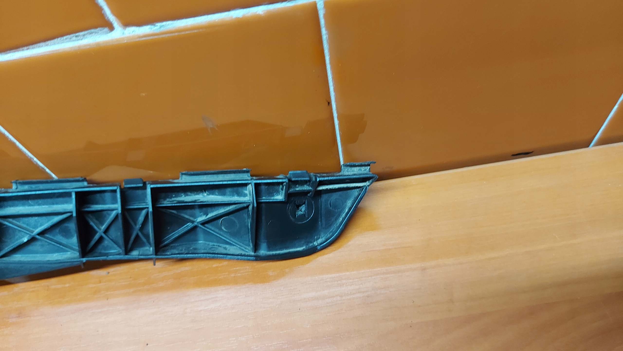 bumper bracket left front TOYOTA AVENSIS T25 03