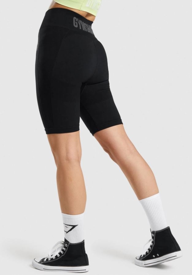 GYMSHARK DAMSKIE SPODENKI DOPASOWANE LOGO S P4G Marka Gymshark