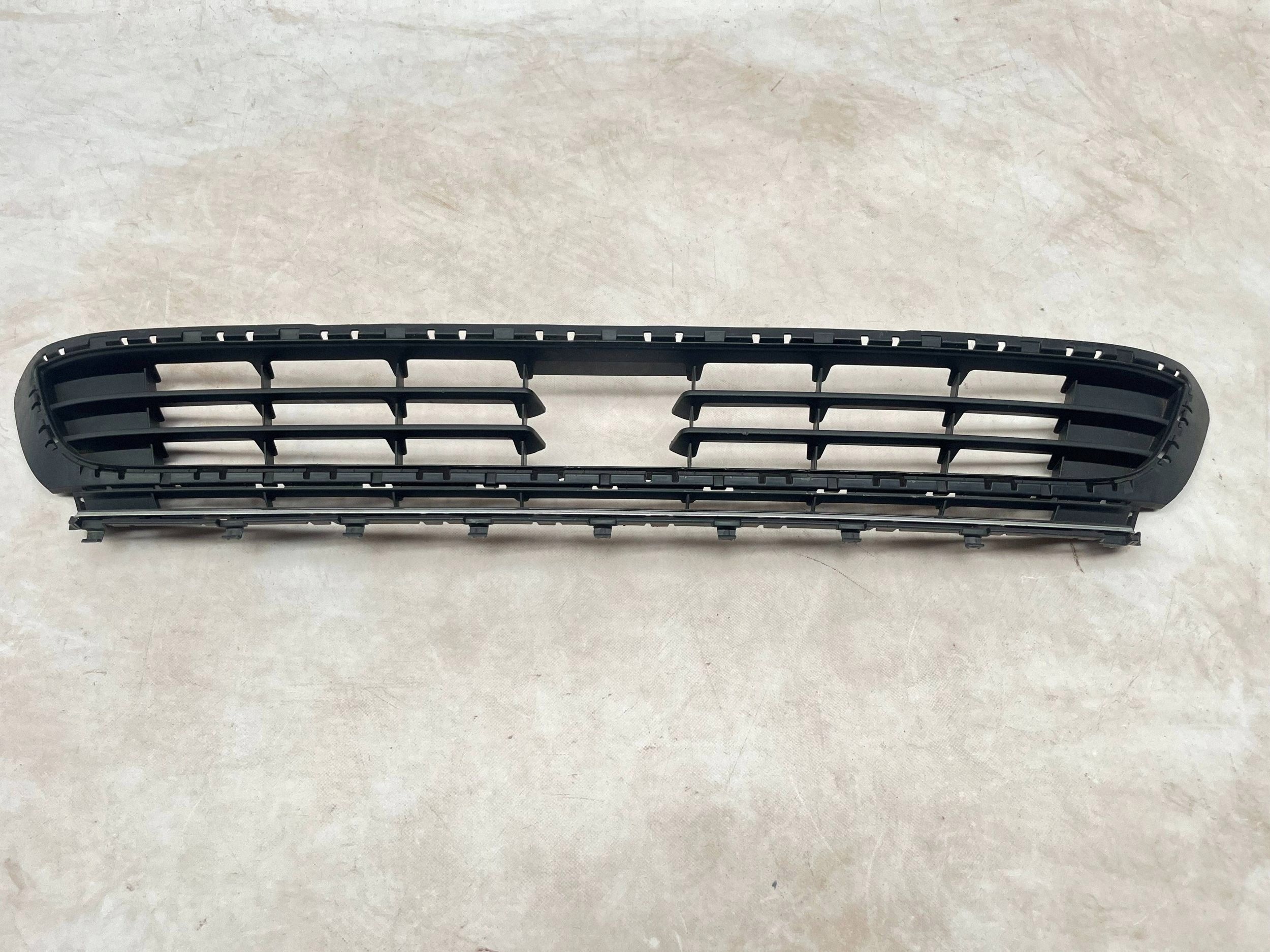 grid of a bumper front original VOLKSWAGEN GOLF VII 5G0853677E