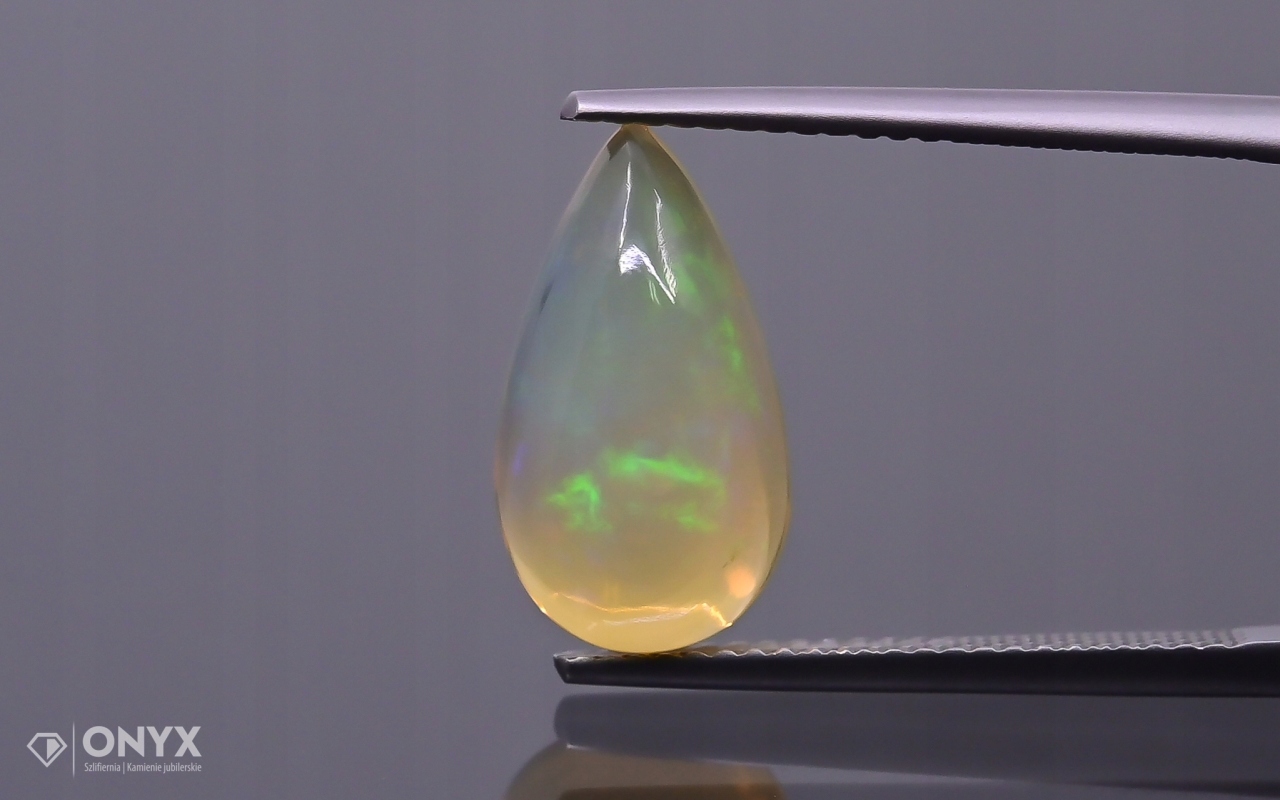 Opál z Etiopie kabošon slza 15x8,5 mm