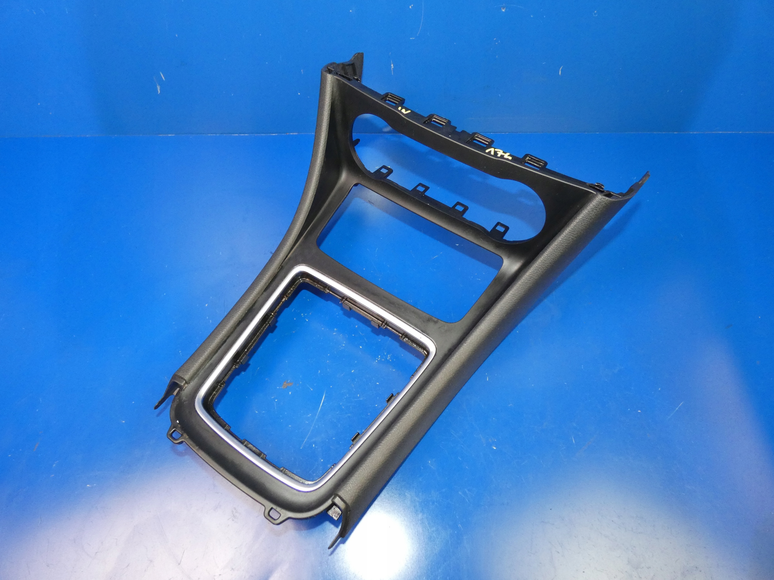 A1766807100 - MERCEDES A W176 рамка консолі кабіни