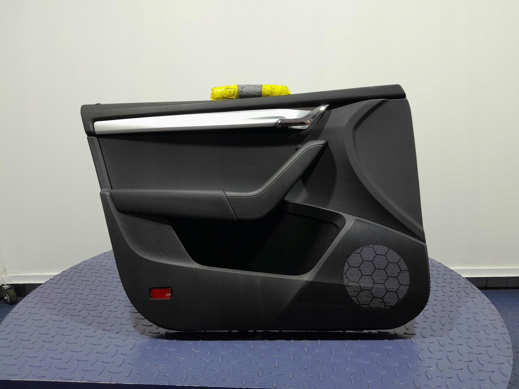 SKODA OCTAVIA III LIFT BOCZEK TAPICERKA DRZWI PRZÓD LEWA EU 5E1867013M