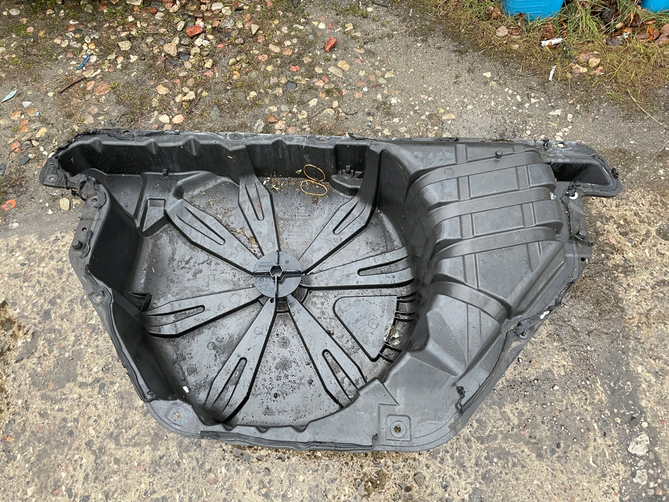 PODLOGA BAGAZNIKA WANNA MEGANE III HB