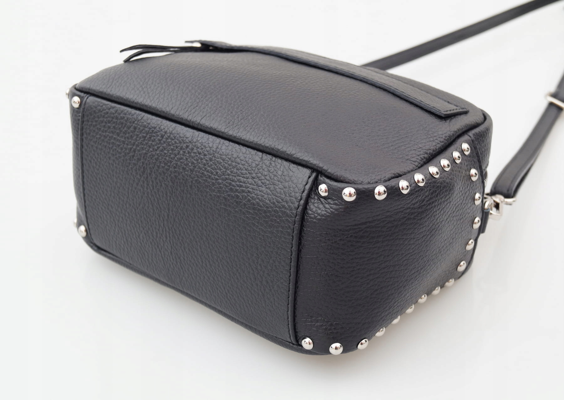 VERA PELLE torebka skórzana kuferek listonoszka z ćwiekami C.SZARA Styl miejski