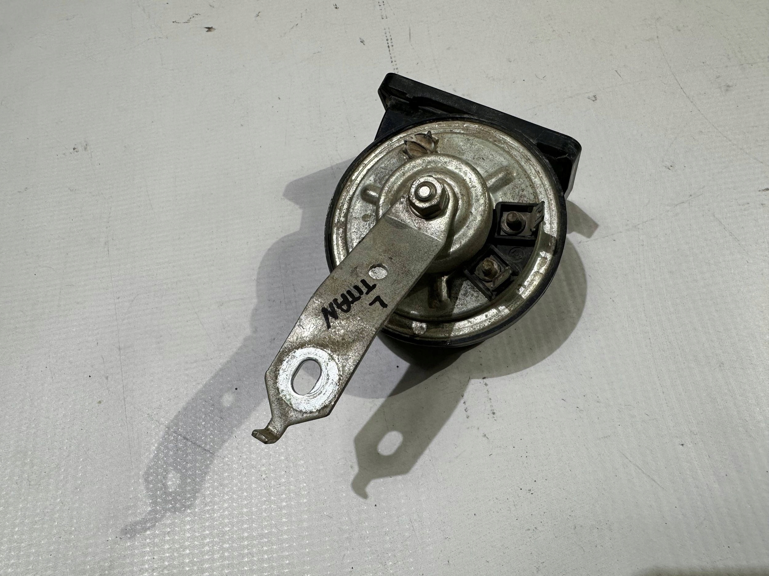 Klakson front front left sygnal dzwiekowy Nissan Titan 2016+