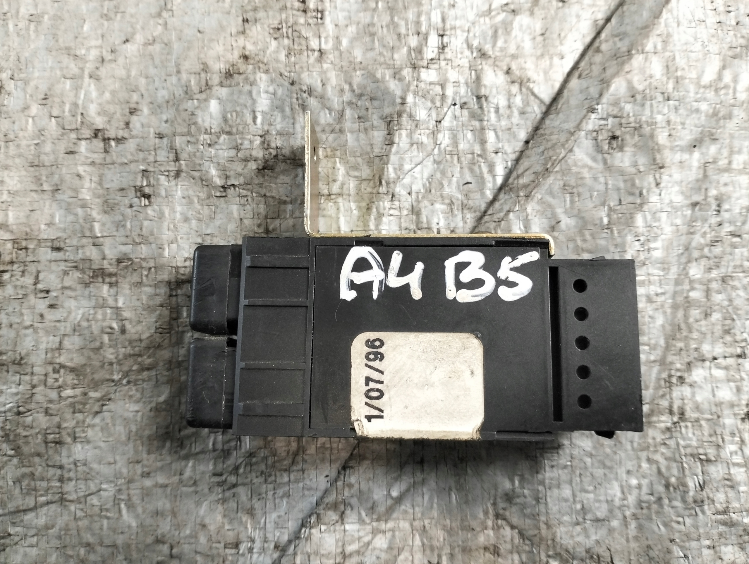 prekidač klimatizacije AUDI A4 B5 94-01r 4A0959621