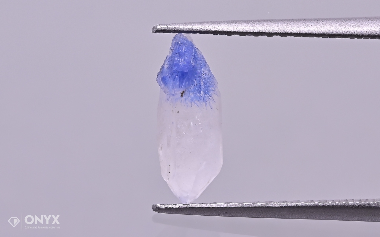 Křemen s dumortierytem přírodní křišťál 10,5x5 mm