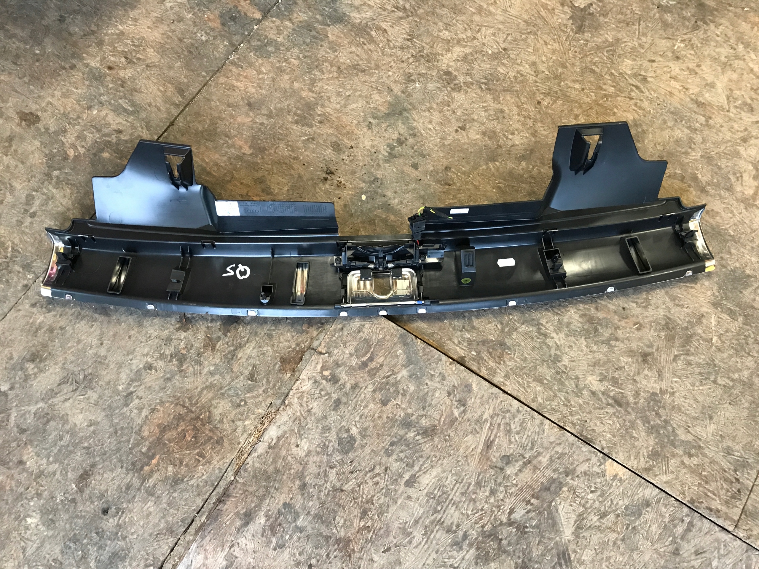 kryt PRAHU kufru AUDI Q5 8R0864513D