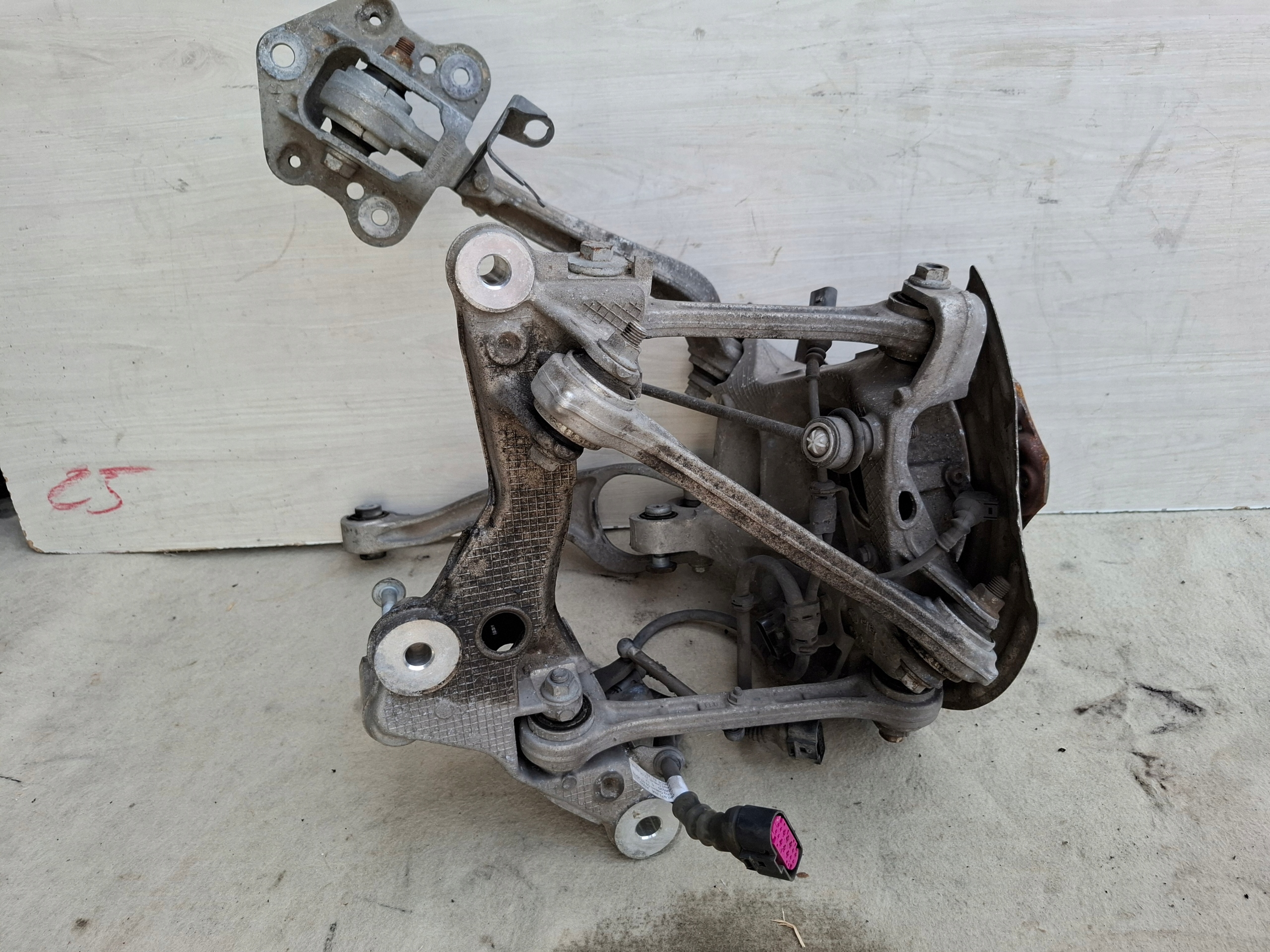 PORSCHE 911 992 otoč ramene pravá záď 992505436B