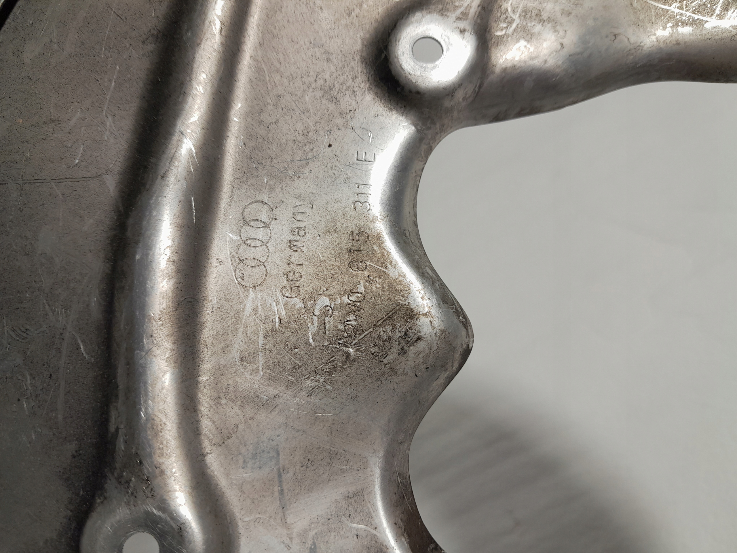 AUDI A4 B9 Blende Abdeckung TARCZY HAMULCOWEJ links 8W0615311E