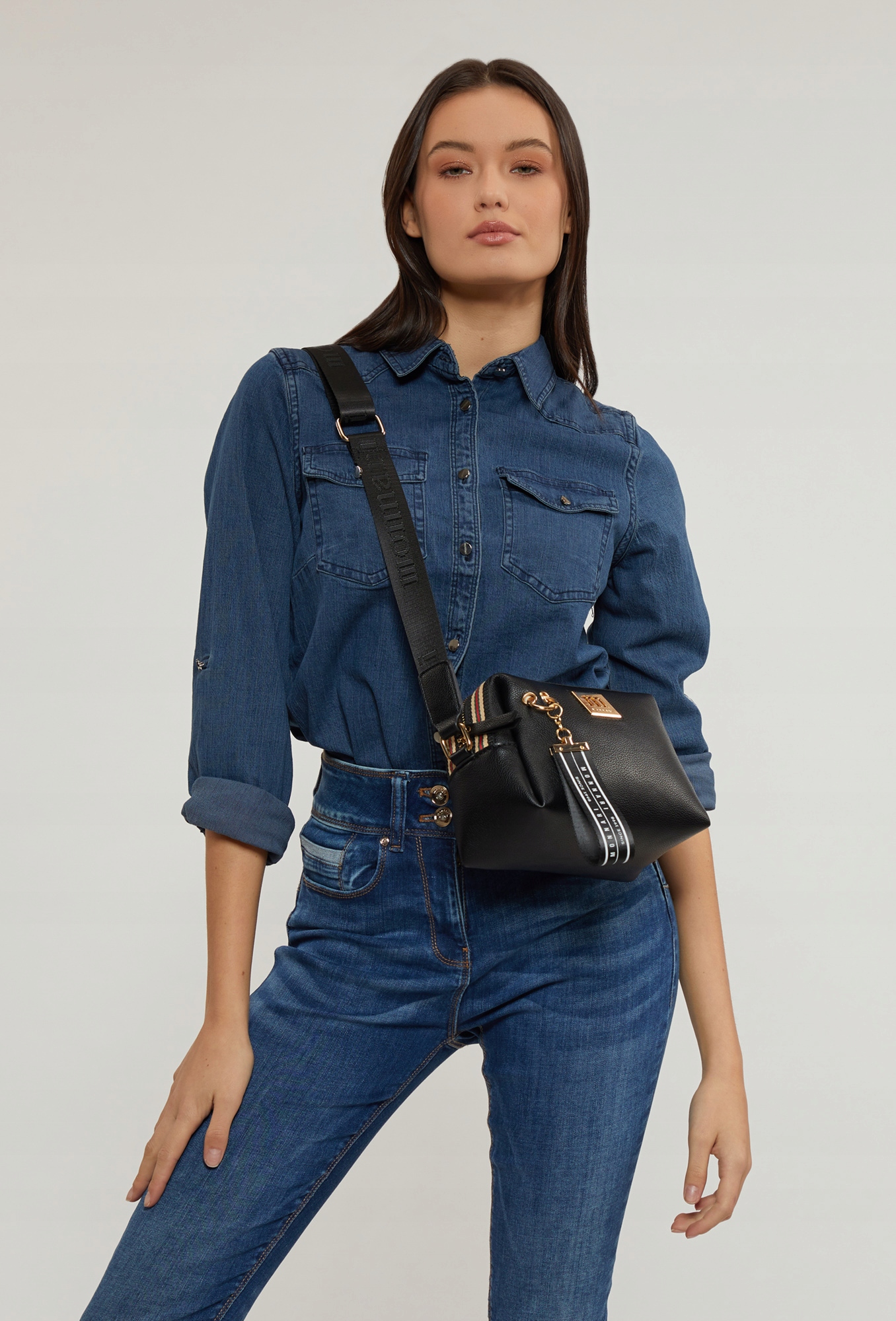 Monnari Torebka Listonoszka Czarna z zawieszką Kod producenta BAG5250-020