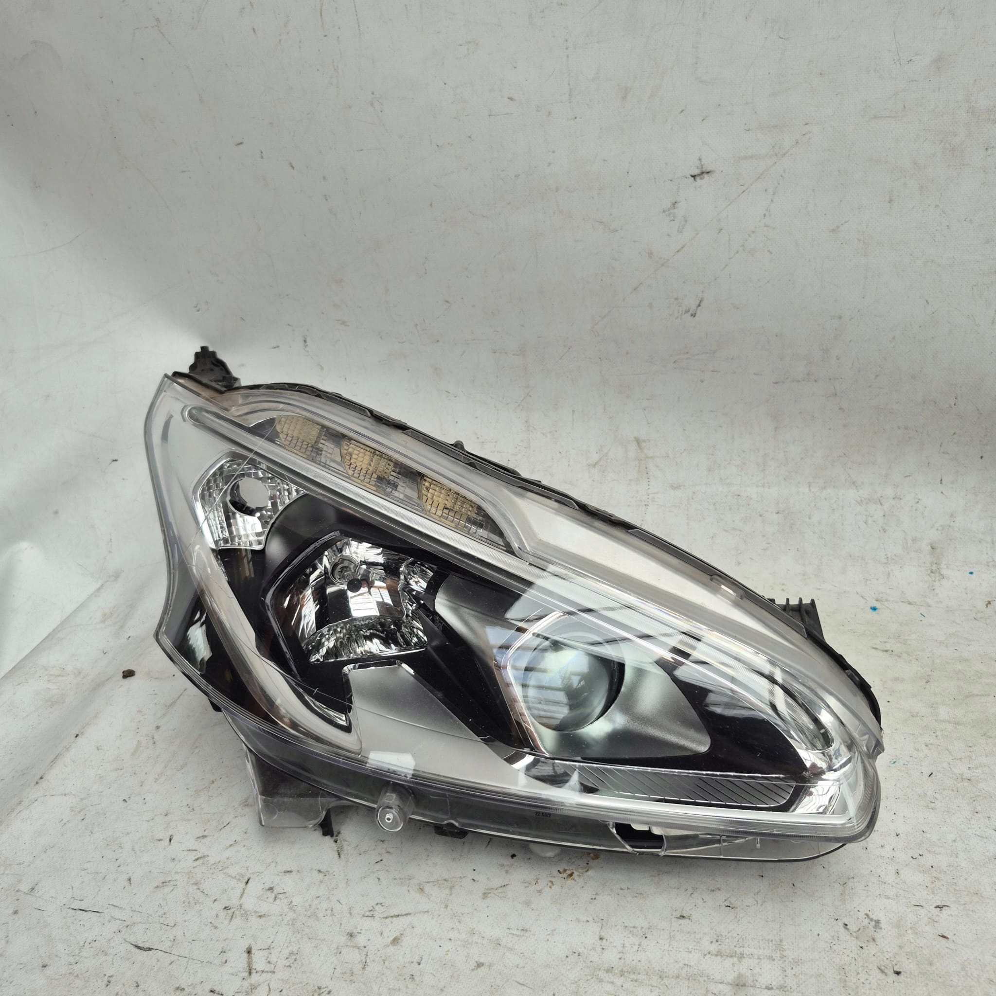 PEUGEOT 208 and LIFT 15- light right front front 9810805880