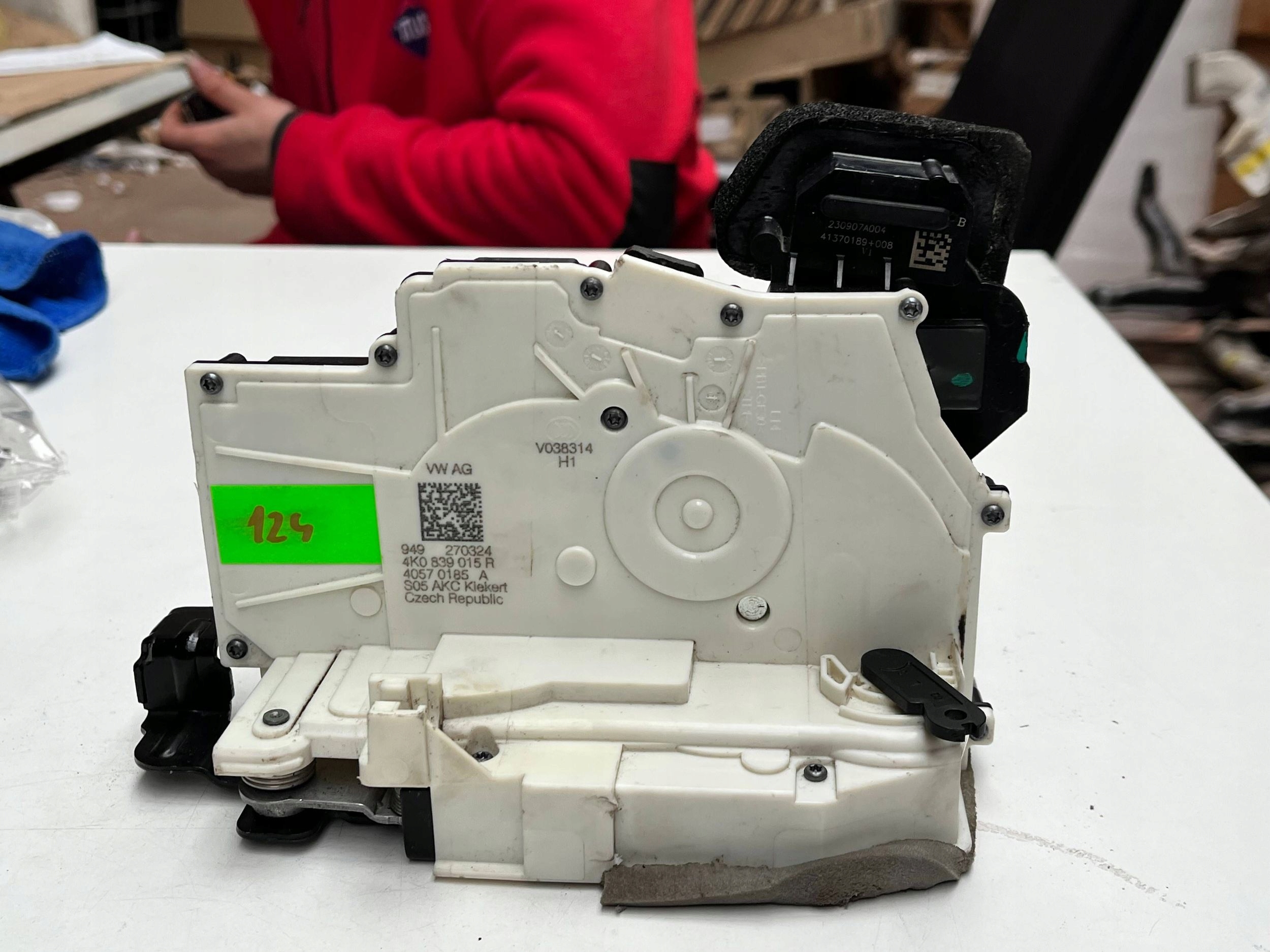 AUDI A6 C8 lock door left rear part 4K0839015R !J