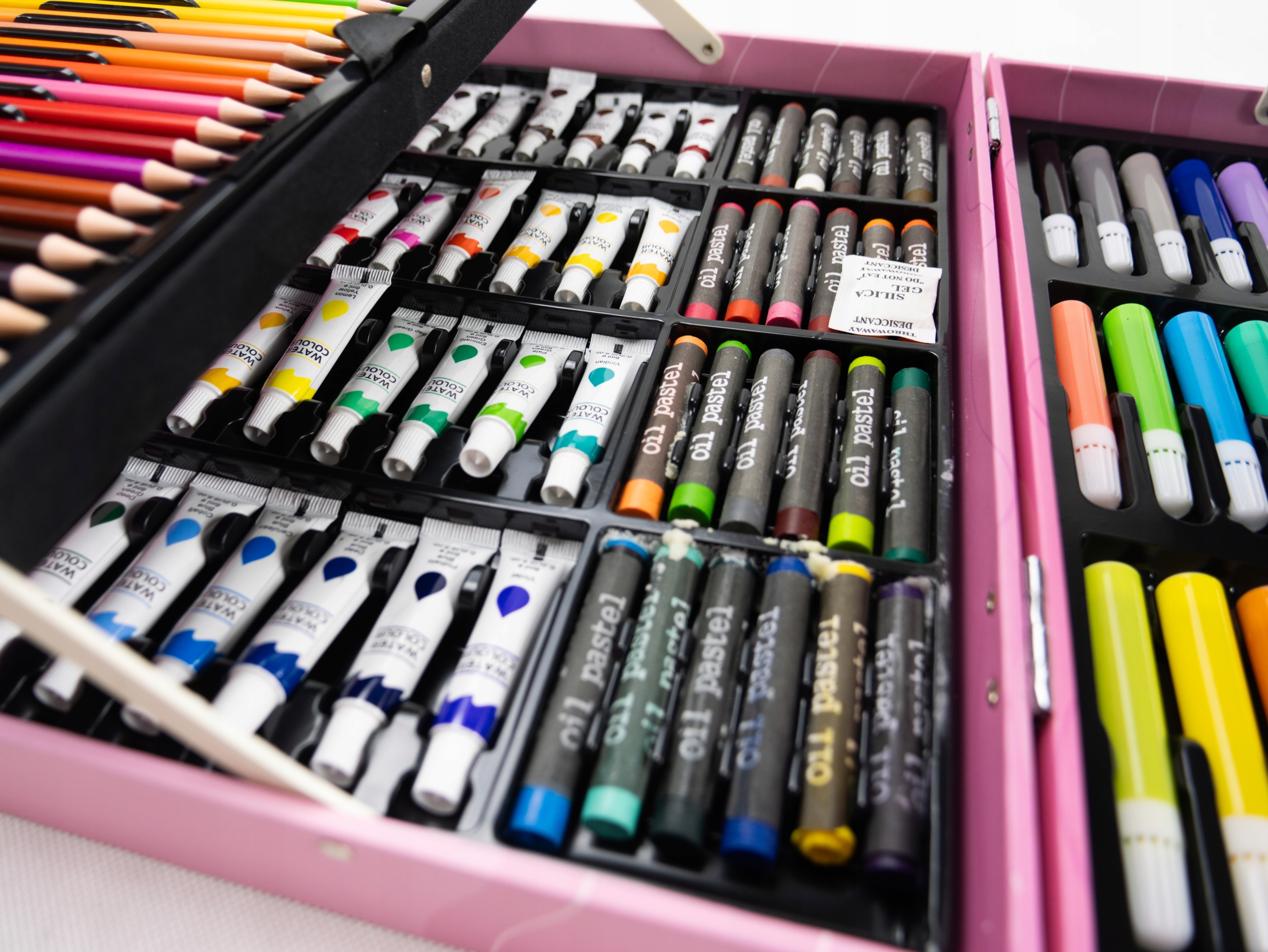 Zestaw ARTYSTYCZNY do RYSOWANIA MALOWANIA DLA DZIECI DZIEWCZYNEK 145 EL. Liczba sztuk w zestawie 145 szt.