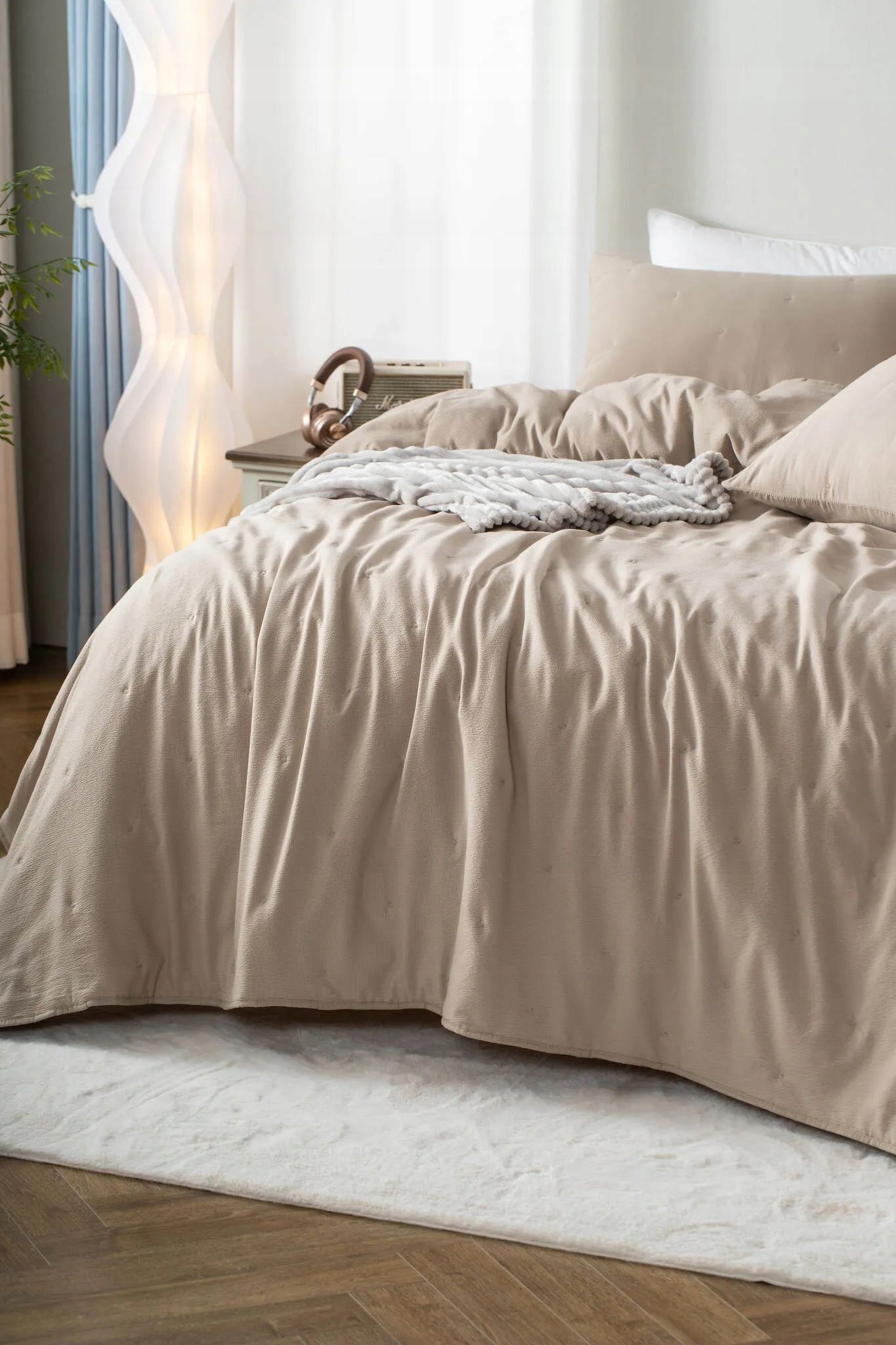 Dekorativní texturovaný přehoz Dotta 200x220 mocca s výšivkou puntíků